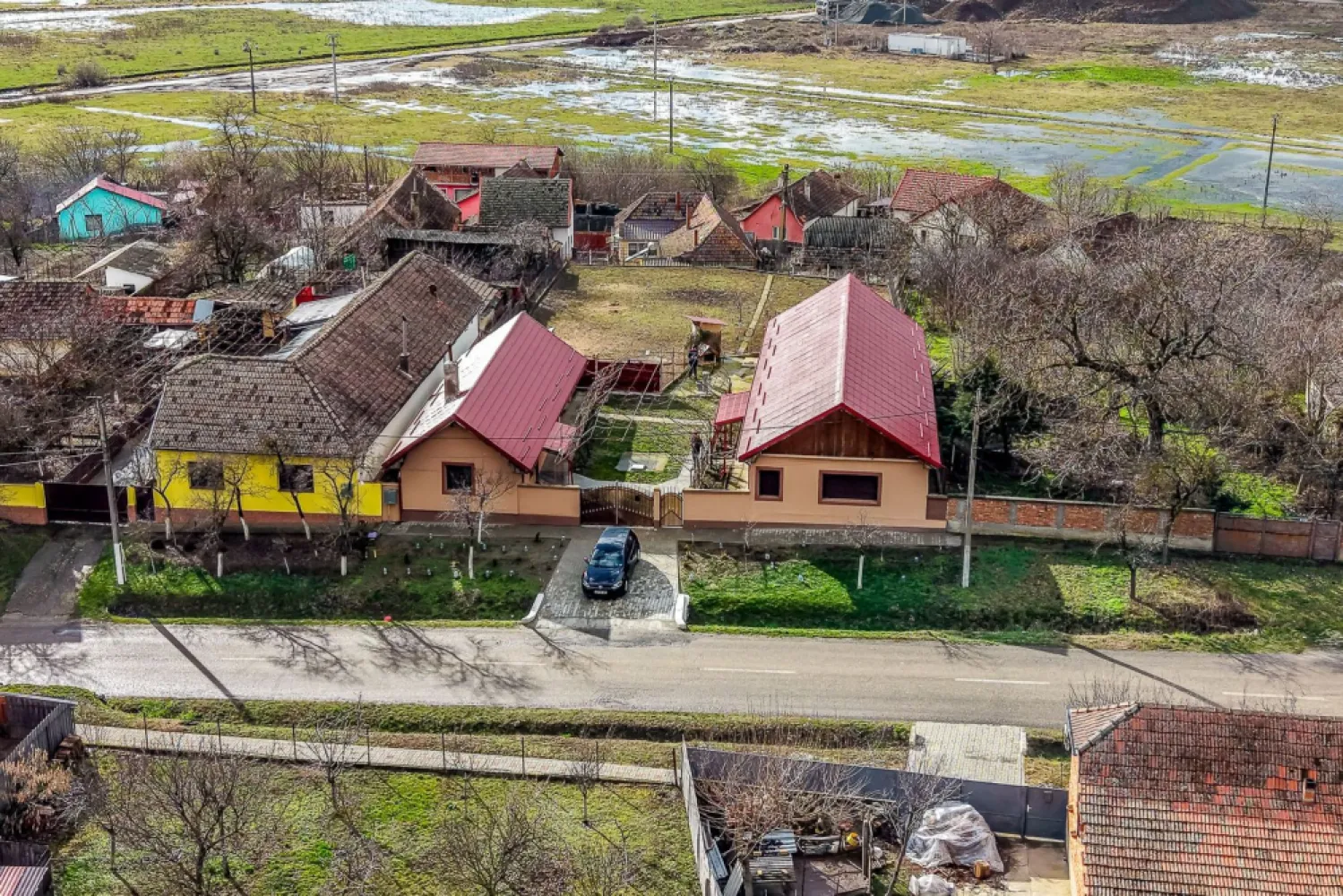 Casă în Vinga – restaurată Integral 2025 | 3 camere | utilități - Vă propunem spre vânzare o proprietate cu un caracter aparte, situată în Vinga, la 20 de minute de Arad, ideală pentru familiile care doresc să se relocheze într-o zonă liniștită sau pentru cei care caută o casă de vacanță impecabilă.

RESTAURARE COMPLETĂ (2025): Nu este o simplă renovare, ci o restaurare integrală realizată de profesioniști. Totul este nou: de la acoperiș și geamuri termopan, până la finisajele interioare.
CONFORT TERMIC NATURAL: Construită pe o structură solidă din văiugă și izolată la exterior cu polistiren, casa oferă un microclimat incredibil: răcoare naturală vara și căldură eficientă iarna. Facturi minime, confort maxim!
COMPARTIMENTARE "STIL NEMȚESC": Cele 3 camere sunt spațioase, luminoase și decomandate de un hol central generos, oferind intimitate fiecărui membru al familiei.
TEREN GENEROS: Curtea îți oferă libertatea pe care nu o vei avea niciodată la bloc – spațiu pentru grădină, loc de joacă pentru copii sau o zonă de grătar cu prietenii.
TOATE UTILITĂȚILE: Proprietatea beneficiază de branșament la curent, iar gazul și apa sunt la a limita de proprietate, asigurând un stil de viață modern și confortabil.

Detalii tehnice pe scurt:
Număr camere: 3 (decomandate)
Stadiu: restaurată integral 2025
Dotări: acoperiș nou, geamuri termopan, izolație exterioară
Locație: vecinătatea Aradului (acces rapid spre oraș) // 20 minute

Preț: 85.000 Euro / / Comision: 0% pentru cumpărător

Oportunitate de investiție: Proprietatea are un potențial uriaș și pentru închiriere în regim de weekend, fiind o alternativă extrem de căutată pentru relaxare.

Nu rata șansa de a achiziționa o casă cu suflet, unde fiecare detaliu a fost pregătit pentru noul proprietar!

📞 Programează o vizionare acum:
Sebastian Nica – 0722 252 639

Nu dispui de toată suma? Te ajutăm noi gratuit! Îți obținem oferte de la 16 bănci.

Ai o proprietate de vânzare în Arad și vrei să știi cât valorează cu adevărat?
Sună-mă pentru o evaluare gratuită, fără obligații.

Birou: ACASĂ | Agenție imobiliară Arad
Bulevardul Decebal 2, Arad 310133