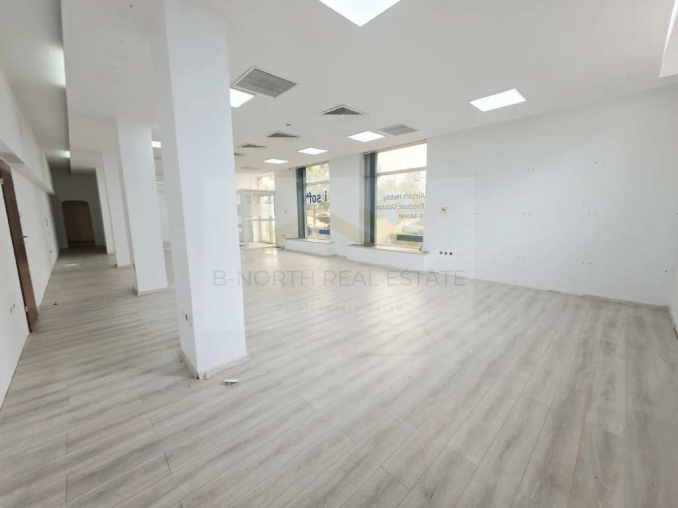 Spațiu comercial 340 mp, vitrină stradală, Calea Griviței – Pod Basarab - B-North Real Estate vă prezintă spre închiriere un spațiu comercial generos, situat pe Calea Griviței, în zona Pod Basarab / Gara de Nord, cu vizibilitate foarte bună, vitrină stradală și acces direct din exterior.

Spațiul are o suprafață utilă de aproximativ 340 mp și este amplasat la parterul unui imobil, într-o zonă cu trafic auto și pietonal, acces facil către Pod Basarab, Gara de Nord, Bulevardul Nicolae Titulescu, Piața Victoriei și zona centrală a Bucureștiului.

Proprietatea beneficiază de vitrine generoase la stradă, acces direct pentru clienți și o compartimentare flexibilă, cu zonă open space amplă și încăperi secundare, fiind potrivită pentru multiple tipuri de activități comerciale sau de servicii.

Spațiul a fost utilizat anterior pentru activitate de tip showroom / service, iar configurația actuală permite adaptarea rapidă pentru diverse businessuri.

Potrivit pentru:
showroom;
magazin specializat;
birouri / sediu firmă;
clinică / cabinet medical;
centru educațional / training;
salon / servicii beauty;
pet shop;
servicii cu public;
activități comerciale;
centru operațional sau punct de lucru.
Avantaje principale:
aprox. 120 mp utili;
parter cu acces direct;
vitrină stradală generoasă;
vizibilitate bună din Calea Griviței;
zonă cu trafic auto și pietonal;
spațiu open space amplu;
compartimentare flexibilă;
potrivit pentru activități comerciale, servicii sau birouri;
acces rapid către Pod Basarab, Gara de Nord, Titulescu și Piața Victoriei;
posibilitate de amenajare în funcție de activitatea chiriașului.

Spațiul reprezintă o oportunitate foarte bună pentru o firmă care caută o locație vizibilă, cu suprafață generoasă, acces facil și expunere într-o zonă cunoscută a Bucureștiului.

Pentru informații suplimentare sau pentru programarea unei vizionări, vă rugăm să contactați B-North Real Estate.