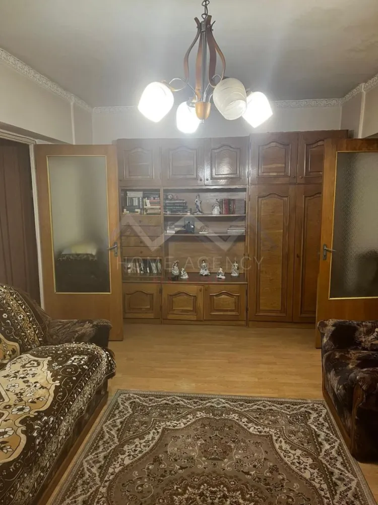 Apartament 2 camere parter Soseaua Pantelimon - Vă propunem, spre vanzare, un apartament de 2 camere, complet mobilat și utilat, situat în Soseaua Pantelimon, vis a vis de Spitalul Sf Pantelimon. Apartamentul este foarte luminos și foarte bine compartimentat, având un living spațios, o bucătărie închisă, un dormitor și o baie (cu cadă). Beneficiază de aer condiționat, mașină de spălat rufe și multiple spații de depozitare. Acces facil către mijloace de transport în comun, magazine, restaurante, cafenele, Mega Mall etc. Programează-te acum pentru o vizionare! Dacă aveți o proprietate de vânzare/închiriere sau sunteți interesați de o proprietate aflată în portofoliul agenției noastre, vă rugăm să ne contactați la numărul de telefon din anunț sau pe adresa de email contact@homeagency.ro