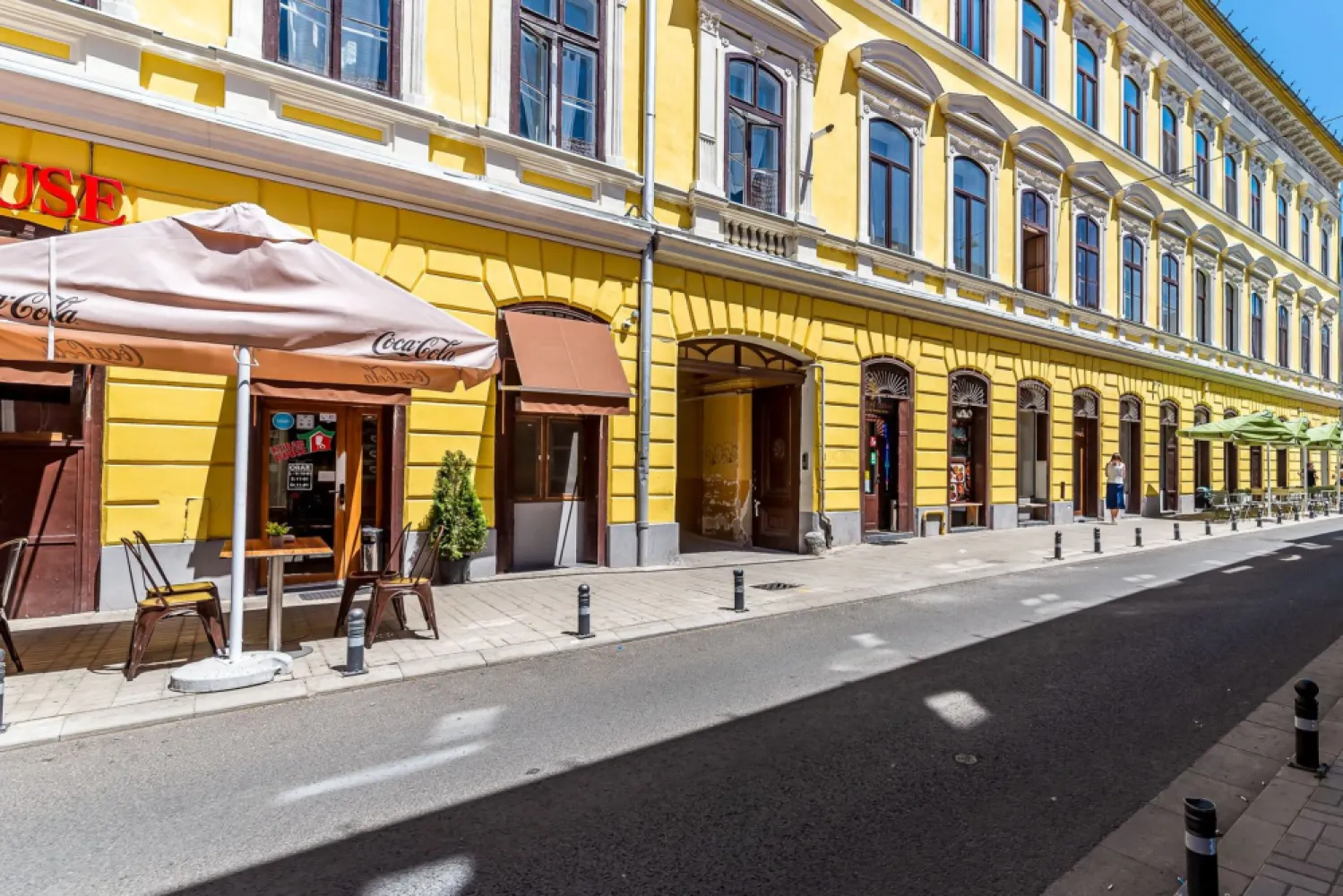 Spațiu birouri central cu 2 intrări pe Str. Unirii 1 Arad. - INVESTIȚIE CU POTENȚIAL DE ÎNCHIRIERE ÎN CENTRUL ARADULUI

Dacă urmărești o proprietate care poate genera venituri din închiriere, poziția este primul criteriu care contează. Iar această proprietate este amplasată exact acolo unde chiriașii caută vizibilitate și accesibilitate: pe Strada Unirii nr. 1, la câțiva pași de Teatrul Ioan Slavici și Bulevardul Revoluției, una dintre cele mai circulate zone ale Aradului.

Situat la parter, spațiul beneficiază de acces facil din curtea comună, fiind poziționat chiar în fața intrării, cu acces direct din strada Unirii. Acest aspect îl face potrivit pentru activități care lucrează cu publicul: birouri de contabilitate, consultanță, avocatură, asigurări, servicii medicale, agenții sau alte activități administrative.

Proprietatea este împărțită în două corpuri distincte, fiecare cu intrare separată din curte și grup sanitar propriu, oferind posibilitatea închirierii către doi chiriași diferiți.

Avantaje importante:
✔ Poziție ultracentrală, lângă Teatrul Ioan Slavici;
✔ Parter – acces ușor pentru clienți;
✔ Două intrări separate;
✔ Posibilitate de separare în două cărți funciare distincte;
✔ Potențial pentru două surse de venit din chirie;
✔ Preț competitiv pentru zona centrală.

Spațiul necesită reamenajare, oferind noului proprietar libertatea de a-l adapta exact nevoilor pieței și ale viitorilor chiriași.

Preț listare: 63.000 Euro

Pentru detalii și programarea unei vizionări:
Andrei Caracioni
☎ 0757 662 907
Acasă Arad

Cod proprietate: CP3137106