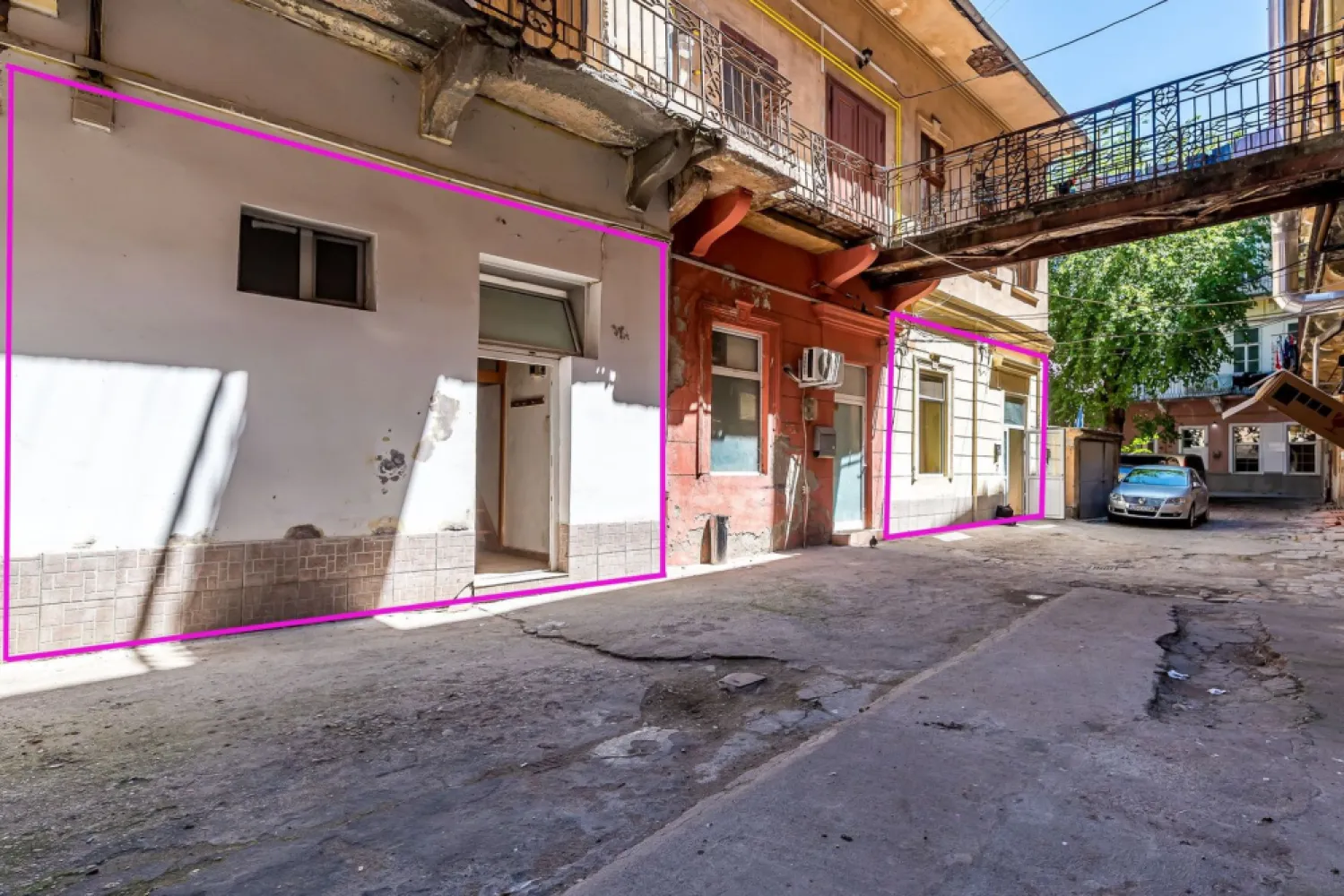 Spațiu birouri central cu 2 intrări pe Str. Unirii 1 Arad. - INVESTIȚIE CU POTENȚIAL DE ÎNCHIRIERE ÎN CENTRUL ARADULUI

Dacă urmărești o proprietate care poate genera venituri din închiriere, poziția este primul criteriu care contează. Iar această proprietate este amplasată exact acolo unde chiriașii caută vizibilitate și accesibilitate: pe Strada Unirii nr. 1, la câțiva pași de Teatrul Ioan Slavici și Bulevardul Revoluției, una dintre cele mai circulate zone ale Aradului.

Situat la parter, spațiul beneficiază de acces facil din curtea comună, fiind poziționat chiar în fața intrării, cu acces direct din strada Unirii. Acest aspect îl face potrivit pentru activități care lucrează cu publicul: birouri de contabilitate, consultanță, avocatură, asigurări, servicii medicale, agenții sau alte activități administrative.

Proprietatea este împărțită în două corpuri distincte, fiecare cu intrare separată din curte și grup sanitar propriu, oferind posibilitatea închirierii către doi chiriași diferiți.

Avantaje importante:
✔ Poziție ultracentrală, lângă Teatrul Ioan Slavici;
✔ Parter – acces ușor pentru clienți;
✔ Două intrări separate;
✔ Posibilitate de separare în două cărți funciare distincte;
✔ Potențial pentru două surse de venit din chirie;
✔ Preț competitiv pentru zona centrală.

Spațiul necesită reamenajare, oferind noului proprietar libertatea de a-l adapta exact nevoilor pieței și ale viitorilor chiriași.

Preț listare: 63.000 Euro

Pentru detalii și programarea unei vizionări:
Andrei Caracioni
☎ 0757 662 907
Acasă Arad

Cod proprietate: CP3137106
