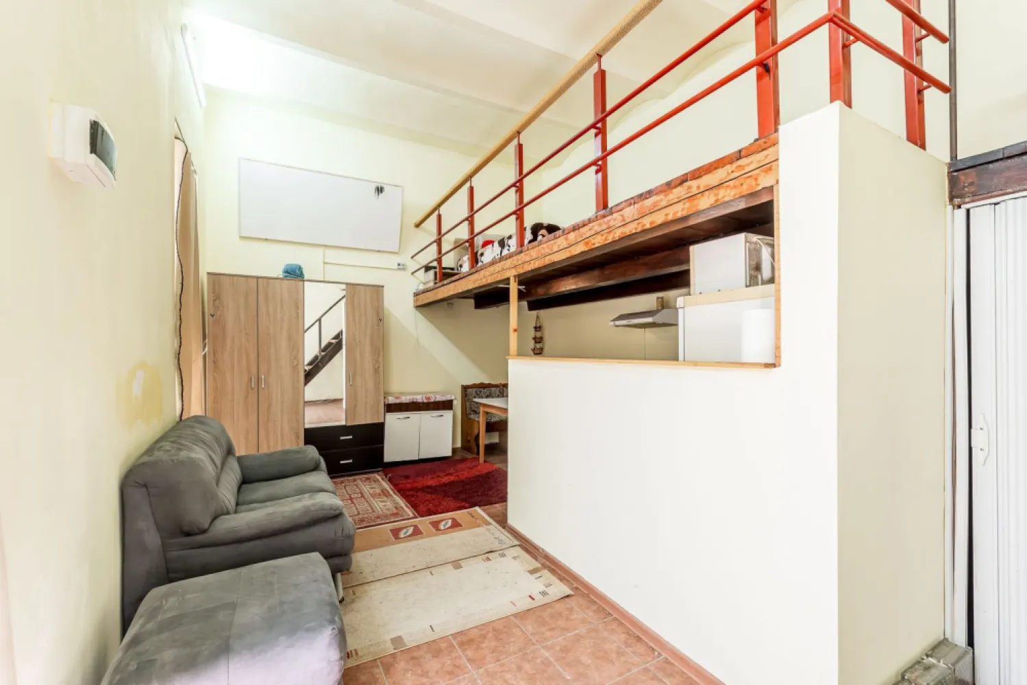 Spațiu birouri central cu 2 intrări pe Str. Unirii 1 Arad. - INVESTIȚIE CU POTENȚIAL DE ÎNCHIRIERE ÎN CENTRUL ARADULUI

Dacă urmărești o proprietate care poate genera venituri din închiriere, poziția este primul criteriu care contează. Iar această proprietate este amplasată exact acolo unde chiriașii caută vizibilitate și accesibilitate: pe Strada Unirii nr. 1, la câțiva pași de Teatrul Ioan Slavici și Bulevardul Revoluției, una dintre cele mai circulate zone ale Aradului.

Situat la parter, spațiul beneficiază de acces facil din curtea comună, fiind poziționat chiar în fața intrării, cu acces direct din strada Unirii. Acest aspect îl face potrivit pentru activități care lucrează cu publicul: birouri de contabilitate, consultanță, avocatură, asigurări, servicii medicale, agenții sau alte activități administrative.

Proprietatea este împărțită în două corpuri distincte, fiecare cu intrare separată din curte și grup sanitar propriu, oferind posibilitatea închirierii către doi chiriași diferiți.

Avantaje importante:
✔ Poziție ultracentrală, lângă Teatrul Ioan Slavici;
✔ Parter – acces ușor pentru clienți;
✔ Două intrări separate;
✔ Posibilitate de separare în două cărți funciare distincte;
✔ Potențial pentru două surse de venit din chirie;
✔ Preț competitiv pentru zona centrală.

Spațiul necesită reamenajare, oferind noului proprietar libertatea de a-l adapta exact nevoilor pieței și ale viitorilor chiriași.

Preț listare: 63.000 Euro

Pentru detalii și programarea unei vizionări:
Andrei Caracioni
☎ 0757 662 907
Acasă Arad

Cod proprietate: CP3137106