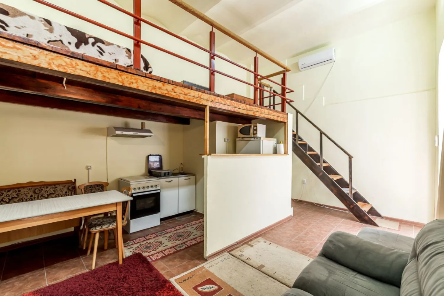 Spațiu birouri central cu 2 intrări pe Str. Unirii 1 Arad. - INVESTIȚIE CU POTENȚIAL DE ÎNCHIRIERE ÎN CENTRUL ARADULUI

Dacă urmărești o proprietate care poate genera venituri din închiriere, poziția este primul criteriu care contează. Iar această proprietate este amplasată exact acolo unde chiriașii caută vizibilitate și accesibilitate: pe Strada Unirii nr. 1, la câțiva pași de Teatrul Ioan Slavici și Bulevardul Revoluției, una dintre cele mai circulate zone ale Aradului.

Situat la parter, spațiul beneficiază de acces facil din curtea comună, fiind poziționat chiar în fața intrării, cu acces direct din strada Unirii. Acest aspect îl face potrivit pentru activități care lucrează cu publicul: birouri de contabilitate, consultanță, avocatură, asigurări, servicii medicale, agenții sau alte activități administrative.

Proprietatea este împărțită în două corpuri distincte, fiecare cu intrare separată din curte și grup sanitar propriu, oferind posibilitatea închirierii către doi chiriași diferiți.

Avantaje importante:
✔ Poziție ultracentrală, lângă Teatrul Ioan Slavici;
✔ Parter – acces ușor pentru clienți;
✔ Două intrări separate;
✔ Posibilitate de separare în două cărți funciare distincte;
✔ Potențial pentru două surse de venit din chirie;
✔ Preț competitiv pentru zona centrală.

Spațiul necesită reamenajare, oferind noului proprietar libertatea de a-l adapta exact nevoilor pieței și ale viitorilor chiriași.

Preț listare: 63.000 Euro

Pentru detalii și programarea unei vizionări:
Andrei Caracioni
☎ 0757 662 907
Acasă Arad

Cod proprietate: CP3137106