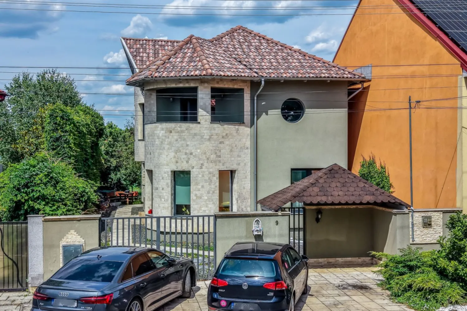 Vilă P+1 | Zona Subcetate | bazin, sală, pista biciclete în vecinătate - Echilibrul perfect între liniște și proximitate: Vilă cu 4 camere, construcție 2018, situată în cartierul rezidențial Subcetate din Arad.

Dacă sunteți în căutarea unei locuințe care să ofere confortul unei zone exclusiviste, sigure și aerisite, dar fără a renunța la avantajele și dinamismul proximității față de centrul orașului, această proprietate din Subcetate reprezintă opțiunea ideală. 
Construit imobilul în anul 2018, acesta beneficiază de o planificare excelentă a spațiului, maximizând lumina naturală și funcționalitatea fiecărei încăperi:

Număr camere: 4 (living generos și 3 dormitoare luminoase, ideale pentru odihnă sau organizarea unui birou de lucru acasă).

Spații generoase: Compartimentarea este inteligentă, cu fluxuri clare între zona de zi și cea de noapte, oferind intimitate fiecărui membru al familiei.

Stare imobil: Construcție modernă, finisaje executate cu atenție și materiale durabile, pregătită pentru a deveni „acasă” fără necesitatea unor investiții imediate.

Locație de top: O zonă sigură, curată și aerisită, care oferă avantajul rar de a fi retrasă de la agitație, dar la doar câteva minute distanță de centrul Aradului.

Comunitate selectă: Vecinii sunt de o calitate excelentă, un aspect esențial pentru o atmosferă armonioasă și siguranța familiei dumneavoastră.

Infrastructură modernă: Acces rapid și facil către punctele cheie ale orașului, școli, grădinițe și zone comerciale.

Facilități dedicate unui Stil de Viață Activ
- Bazinul de înot și piscina, ideale pentru relaxare sau antrenamente;
-Sală de sport modernă în proximitate;
-Pistă de biciclete amenajată, excelentă pentru mobilitate urbană ecologică sau plimbări în aer liber.

Contact: Sebastian Nica - 0722 252 639

Agenția Imobiliară Acasă Arad
