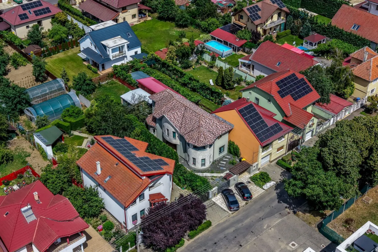 Vilă P+1 | Zona Subcetate | bazin, sală, pista biciclete în vecinătate - Echilibrul perfect între liniște și proximitate: Vilă cu 4 camere, construcție 2018, situată în cartierul rezidențial Subcetate din Arad.

Dacă sunteți în căutarea unei locuințe care să ofere confortul unei zone exclusiviste, sigure și aerisite, dar fără a renunța la avantajele și dinamismul proximității față de centrul orașului, această proprietate din Subcetate reprezintă opțiunea ideală. 
Construit imobilul în anul 2018, acesta beneficiază de o planificare excelentă a spațiului, maximizând lumina naturală și funcționalitatea fiecărei încăperi:

Număr camere: 4 (living generos și 3 dormitoare luminoase, ideale pentru odihnă sau organizarea unui birou de lucru acasă).

Spații generoase: Compartimentarea este inteligentă, cu fluxuri clare între zona de zi și cea de noapte, oferind intimitate fiecărui membru al familiei.

Stare imobil: Construcție modernă, finisaje executate cu atenție și materiale durabile, pregătită pentru a deveni „acasă” fără necesitatea unor investiții imediate.

Locație de top: O zonă sigură, curată și aerisită, care oferă avantajul rar de a fi retrasă de la agitație, dar la doar câteva minute distanță de centrul Aradului.

Comunitate selectă: Vecinii sunt de o calitate excelentă, un aspect esențial pentru o atmosferă armonioasă și siguranța familiei dumneavoastră.

Infrastructură modernă: Acces rapid și facil către punctele cheie ale orașului, școli, grădinițe și zone comerciale.

Facilități dedicate unui Stil de Viață Activ
- Bazinul de înot și piscina, ideale pentru relaxare sau antrenamente;
-Sală de sport modernă în proximitate;
-Pistă de biciclete amenajată, excelentă pentru mobilitate urbană ecologică sau plimbări în aer liber.

Contact: Sebastian Nica - 0722 252 639

Agenția Imobiliară Acasă Arad