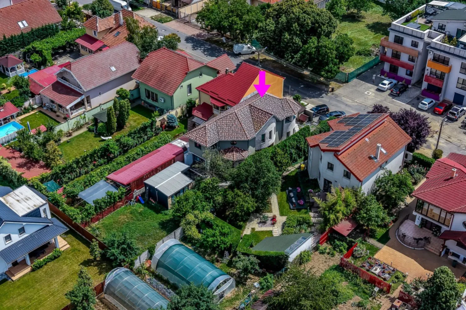 Vilă P+1 | Zona Subcetate | bazin, sală, pista biciclete în vecinătate - Echilibrul perfect între liniște și proximitate: Vilă cu 4 camere, construcție 2018, situată în cartierul rezidențial Subcetate din Arad.

Dacă sunteți în căutarea unei locuințe care să ofere confortul unei zone exclusiviste, sigure și aerisite, dar fără a renunța la avantajele și dinamismul proximității față de centrul orașului, această proprietate din Subcetate reprezintă opțiunea ideală. 
Construit imobilul în anul 2018, acesta beneficiază de o planificare excelentă a spațiului, maximizând lumina naturală și funcționalitatea fiecărei încăperi:

Număr camere: 4 (living generos și 3 dormitoare luminoase, ideale pentru odihnă sau organizarea unui birou de lucru acasă).

Spații generoase: Compartimentarea este inteligentă, cu fluxuri clare între zona de zi și cea de noapte, oferind intimitate fiecărui membru al familiei.

Stare imobil: Construcție modernă, finisaje executate cu atenție și materiale durabile, pregătită pentru a deveni „acasă” fără necesitatea unor investiții imediate.

Locație de top: O zonă sigură, curată și aerisită, care oferă avantajul rar de a fi retrasă de la agitație, dar la doar câteva minute distanță de centrul Aradului.

Comunitate selectă: Vecinii sunt de o calitate excelentă, un aspect esențial pentru o atmosferă armonioasă și siguranța familiei dumneavoastră.

Infrastructură modernă: Acces rapid și facil către punctele cheie ale orașului, școli, grădinițe și zone comerciale.

Facilități dedicate unui Stil de Viață Activ
- Bazinul de înot și piscina, ideale pentru relaxare sau antrenamente;
-Sală de sport modernă în proximitate;
-Pistă de biciclete amenajată, excelentă pentru mobilitate urbană ecologică sau plimbări în aer liber.

Contact: Sebastian Nica - 0722 252 639

Agenția Imobiliară Acasă Arad