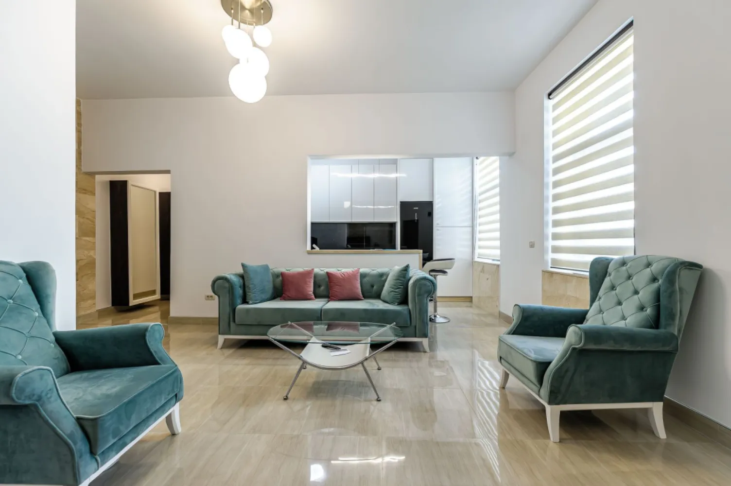 Apartament 3 camere, lux - Locuiește în inima orașului, aproape de tot ce contează, într-un apartament elegant, modern și plin de stil!

Vă propun spre vânzare un apartament de lux, situat pe prestigiosul Bulevard Decebal – o locație ideală pentru cei care apreciază confortul urban și rafinamentul.

Cu o suprafață utilă de 98 mp, apartamentul este compartimentat armonios: living generos cu bucătărie open space, două dormitoare luminoase și confortabile, o baie aerisită, hol spațios cu multiple spații de depozitare și un balcon deschis, perfect pentru momentele tale de relaxare.

Fiecare detaliu al amenajării a fost ales cu grijă: mobilier cu design deosebit, electrocasnice premium, accesorii de baie marca SAPHO și RAVAK, jaluzele și plase batante, pardoseli din travertin, elemente de marmură și multe alte finisaje care definesc acest apartament ca fiind cu adevărat de lux.

Dacă ești în căutarea calității, a confortului și a unei locații de top, acest apartament este pentru tine.
Sună acum și programează o vizionare!

Ghereben Emanuel - 0755814751
emanuel.ghereben@propertylab.ro

CP885506