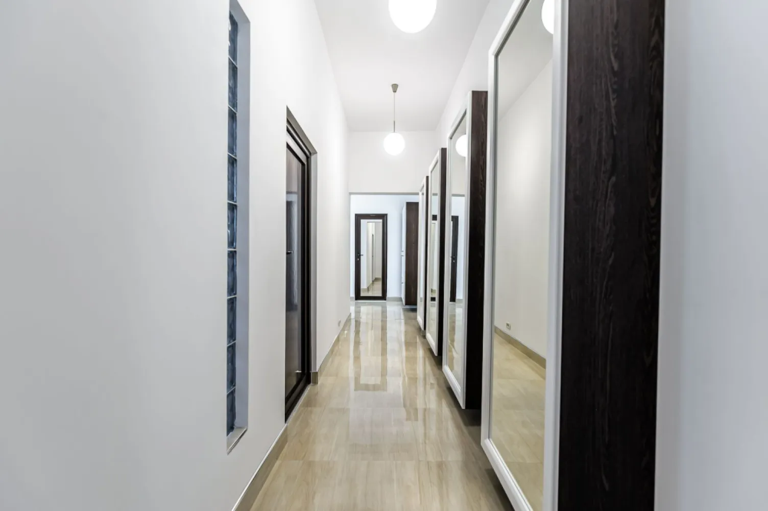 Apartament 3 camere, lux - Locuiește în inima orașului, aproape de tot ce contează, într-un apartament elegant, modern și plin de stil!

Vă propun spre vânzare un apartament de lux, situat pe prestigiosul Bulevard Decebal – o locație ideală pentru cei care apreciază confortul urban și rafinamentul.

Cu o suprafață utilă de 98 mp, apartamentul este compartimentat armonios: living generos cu bucătărie open space, două dormitoare luminoase și confortabile, o baie aerisită, hol spațios cu multiple spații de depozitare și un balcon deschis, perfect pentru momentele tale de relaxare.

Fiecare detaliu al amenajării a fost ales cu grijă: mobilier cu design deosebit, electrocasnice premium, accesorii de baie marca SAPHO și RAVAK, jaluzele și plase batante, pardoseli din travertin, elemente de marmură și multe alte finisaje care definesc acest apartament ca fiind cu adevărat de lux.

Dacă ești în căutarea calității, a confortului și a unei locații de top, acest apartament este pentru tine.
Sună acum și programează o vizionare!

Ghereben Emanuel - 0755814751
emanuel.ghereben@propertylab.ro

CP885506