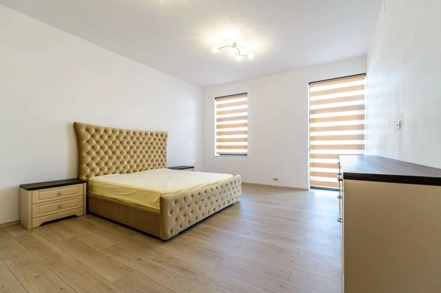 Apartament 3 camere, lux - Locuiește în inima orașului, aproape de tot ce contează, într-un apartament elegant, modern și plin de stil!

Vă propun spre vânzare un apartament de lux, situat pe prestigiosul Bulevard Decebal – o locație ideală pentru cei care apreciază confortul urban și rafinamentul.

Cu o suprafață utilă de 98 mp, apartamentul este compartimentat armonios: living generos cu bucătărie open space, două dormitoare luminoase și confortabile, o baie aerisită, hol spațios cu multiple spații de depozitare și un balcon deschis, perfect pentru momentele tale de relaxare.

Fiecare detaliu al amenajării a fost ales cu grijă: mobilier cu design deosebit, electrocasnice premium, accesorii de baie marca SAPHO și RAVAK, jaluzele și plase batante, pardoseli din travertin, elemente de marmură și multe alte finisaje care definesc acest apartament ca fiind cu adevărat de lux.

Dacă ești în căutarea calității, a confortului și a unei locații de top, acest apartament este pentru tine.
Sună acum și programează o vizionare!

Ghereben Emanuel - 0755814751
emanuel.ghereben@propertylab.ro

CP885506