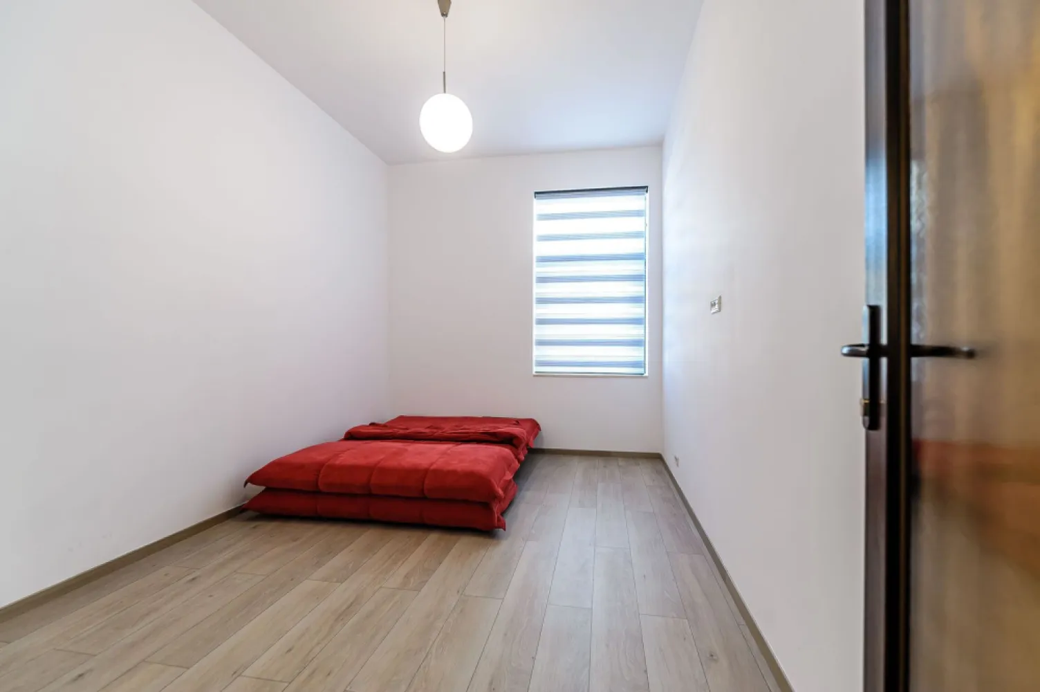 Apartament 3 camere, lux - Locuiește în inima orașului, aproape de tot ce contează, într-un apartament elegant, modern și plin de stil!

Vă propun spre vânzare un apartament de lux, situat pe prestigiosul Bulevard Decebal – o locație ideală pentru cei care apreciază confortul urban și rafinamentul.

Cu o suprafață utilă de 98 mp, apartamentul este compartimentat armonios: living generos cu bucătărie open space, două dormitoare luminoase și confortabile, o baie aerisită, hol spațios cu multiple spații de depozitare și un balcon deschis, perfect pentru momentele tale de relaxare.

Fiecare detaliu al amenajării a fost ales cu grijă: mobilier cu design deosebit, electrocasnice premium, accesorii de baie marca SAPHO și RAVAK, jaluzele și plase batante, pardoseli din travertin, elemente de marmură și multe alte finisaje care definesc acest apartament ca fiind cu adevărat de lux.

Dacă ești în căutarea calității, a confortului și a unei locații de top, acest apartament este pentru tine.
Sună acum și programează o vizionare!

Ghereben Emanuel - 0755814751
emanuel.ghereben@propertylab.ro

CP885506