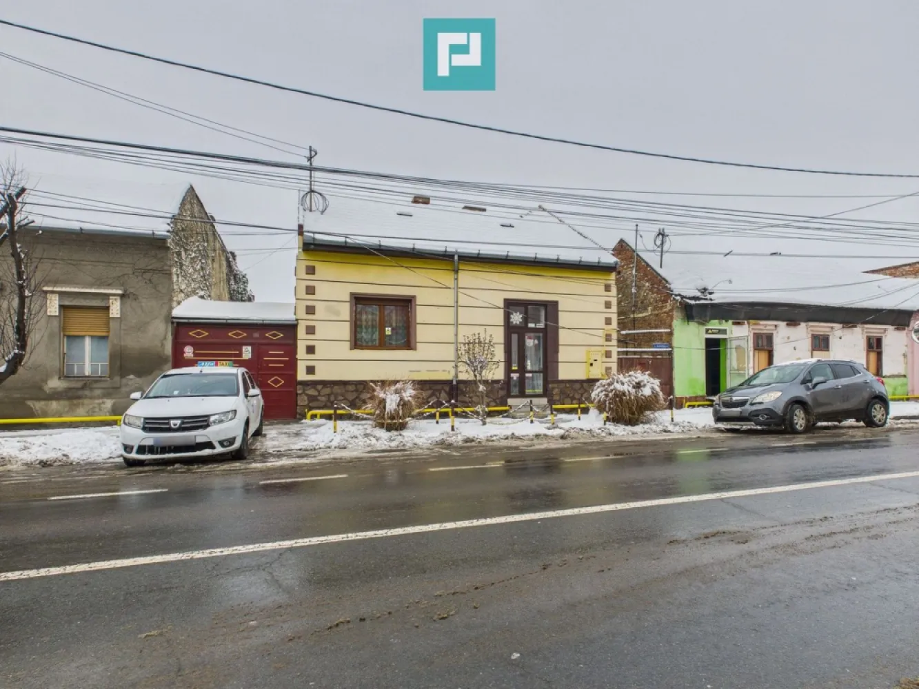 Casă cu 4 camere în zona Parneava - Casă individuală de vânzare – Str. Andrei Șaguna, zona Pârneava

Se oferă spre vânzare casă individuală, situată într-o zonă foarte bună a cartierului Pârneava, pe strada Andrei Șaguna, ideală pentru locuință de familie sau investiție.

Imobilul este disponibil imediat, are construcție solidă din cărămidă, finalizată, cu acoperiș din țiglă, și este bine întreținut.

Caracteristici generale:

Suprafață utilă: 130 mp

Suprafață construită desfășurată: 180 mp

Suprafață teren: 745 mp

Curte totală: 400 mp

Curte liberă: 350 mp

Terasă: 60 mp

Deschidere teren: 13 m

An construcție: 1955

Regim de înălțime: Parter

Pod: Da

Stare interior: Finisat clasic

Compartimentare:

4 camere

2 dormitoare

1 bucătărie

3 băi

1 terasă

Anexe și facilități:

Garaj

2 locuri de parcare

Curte generoasă, ideală pentru relaxare, grădină sau extindere

Avantaje:

Zonă liniștită, bine cotată

Acces facil către centru și principalele puncte de interes

Teren mare, rar întâlnit în zonă

Casă solidă, cu potențial de modernizare după preferințe

Pentru mai multe detalii și programarea unei vizionări, vă stăm la dispoziție.

Dumitrita Jacot - Consultant imobiliar PropertyLAB
Telefon: 0790 474 979
E-mail: Dumitrita.jacot@propertylab.ro

Tudor Trașcă - Consultant imobiliar PropertyLAB
Telefon: 0730 650 235
E-mail: tudor.trasca@propertylab.ro

Cod proprietate 880008