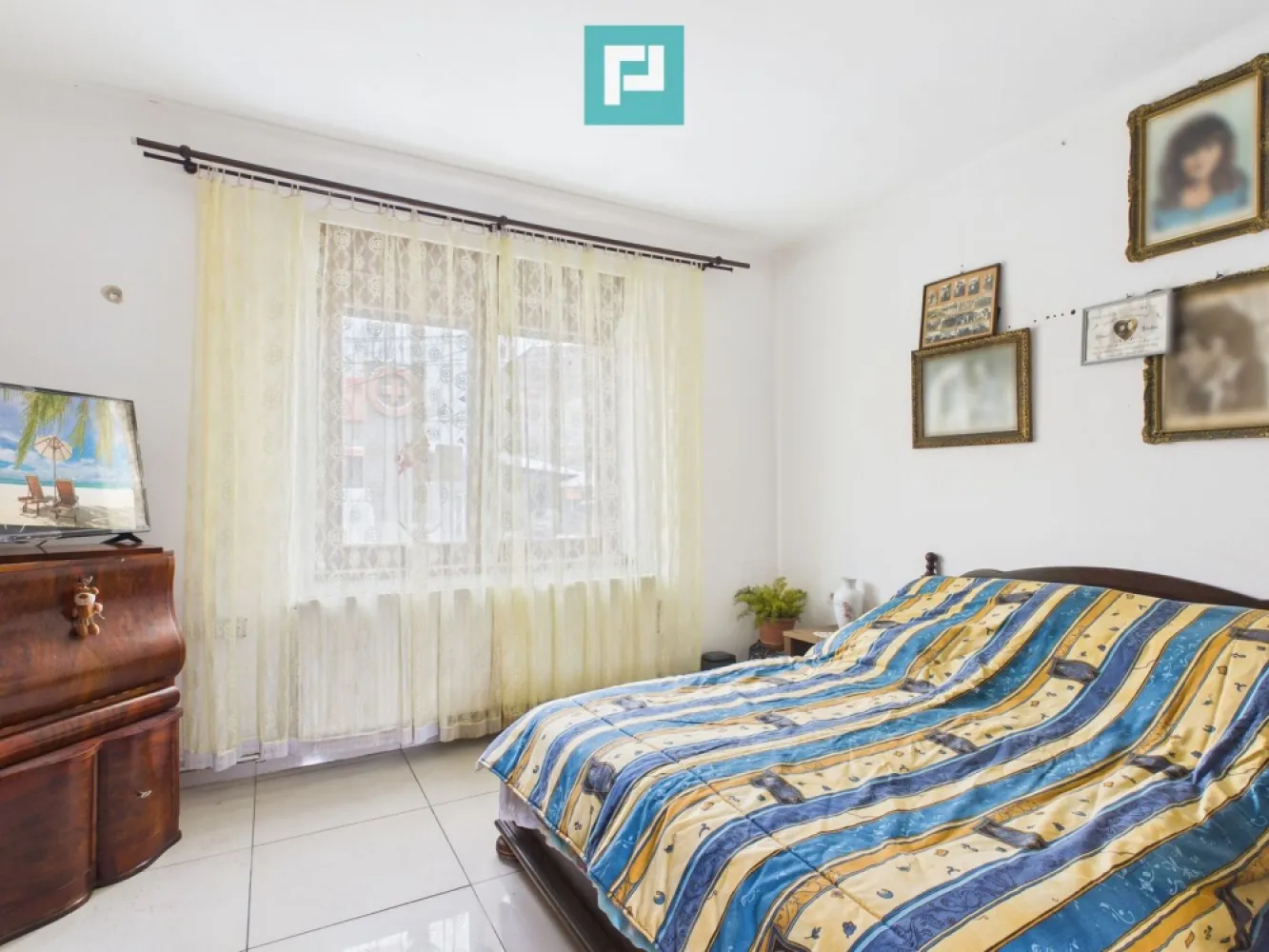 Casă cu 4 camere în zona Parneava - Casă individuală de vânzare – Str. Andrei Șaguna, zona Pârneava

Se oferă spre vânzare casă individuală, situată într-o zonă foarte bună a cartierului Pârneava, pe strada Andrei Șaguna, ideală pentru locuință de familie sau investiție.

Imobilul este disponibil imediat, are construcție solidă din cărămidă, finalizată, cu acoperiș din țiglă, și este bine întreținut.

Caracteristici generale:

Suprafață utilă: 130 mp

Suprafață construită desfășurată: 180 mp

Suprafață teren: 745 mp

Curte totală: 400 mp

Curte liberă: 350 mp

Terasă: 60 mp

Deschidere teren: 13 m

An construcție: 1955

Regim de înălțime: Parter

Pod: Da

Stare interior: Finisat clasic

Compartimentare:

4 camere

2 dormitoare

1 bucătărie

3 băi

1 terasă

Anexe și facilități:

Garaj

2 locuri de parcare

Curte generoasă, ideală pentru relaxare, grădină sau extindere

Avantaje:

Zonă liniștită, bine cotată

Acces facil către centru și principalele puncte de interes

Teren mare, rar întâlnit în zonă

Casă solidă, cu potențial de modernizare după preferințe

Pentru mai multe detalii și programarea unei vizionări, vă stăm la dispoziție.

Dumitrita Jacot - Consultant imobiliar PropertyLAB
Telefon: 0790 474 979
E-mail: Dumitrita.jacot@propertylab.ro

Tudor Trașcă - Consultant imobiliar PropertyLAB
Telefon: 0730 650 235
E-mail: tudor.trasca@propertylab.ro

Cod proprietate 880008