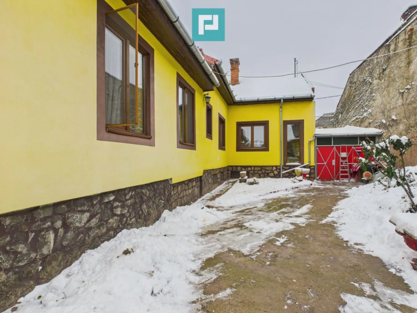Casă cu 4 camere în zona Parneava