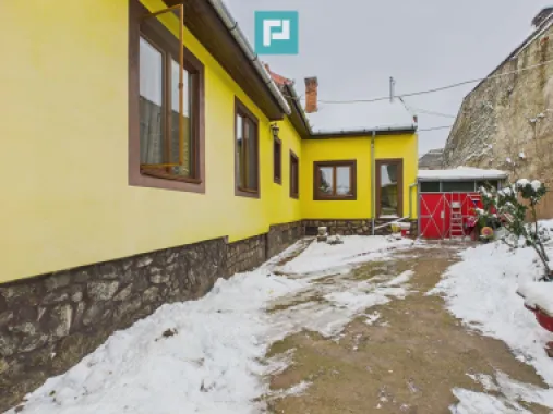 Casă cu 4 camere în zona Parneava