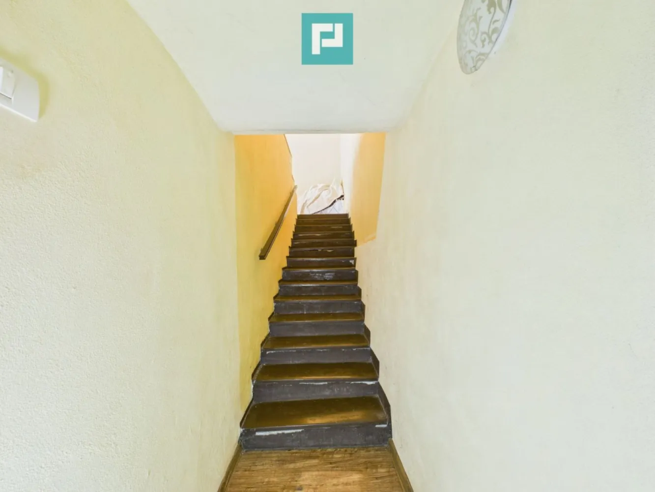 Casă cu 4 camere în zona Parneava
