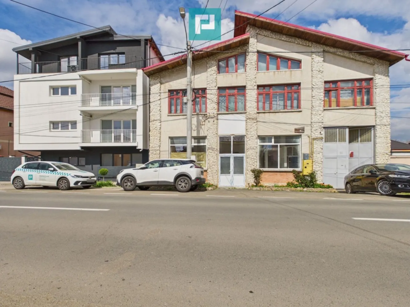 Proprietate multifuncțională centrală 1000 mp - Vă propun spre vânzare o proprietate unicat în Arad, adecvată mai multor posibilități, rezidențial, servicii, alimentaţie publică, cazare, cabinete medicale, fabrică, regim hotelier, hotel/motel/pensiune, restaurant cu terasă rooftop, magazine, producție, service auto, etc.

Situată în zonă centrală, este compusă dintr-un ansamblu de 3 corpuri de clădire, finalizate în 2012, cu accese pietonale şi auto din 2 străzi asfaltate şi iluminate.

Curtea interioară vă oferă spaţiu de recreere în intimitate, terase, una superbă, sus la mansardă, cu bar, zonă de relaxare, o mini piscină și spațiu verde.

S. totală teren: 720 mp.
S. Construită: 547 mp
S. Desfăşurată: 1400 mp
S. Utilă: 1000 mp

Structură: stâlpi, grinzi şi planşee din beton armat.
Pereţi: cărămidă şi BCA.
Pardoseli: beton, mozaic, gresie, parchet.
Acoperiş: şarpantă din lemn şi învelitoare din ţiglă metalică.
Uşi-ferestre exterioare: lemn şi PVC cu geam dublu.
Uşi interioare: lemn/similar.
Proprietatea beneficiază de toate reţelele de utilităţi din municipiu (curent mono/trifazic, apă, canalizare, gaz metan, cablu TV şi internet).
Încălzirea este asigurată prin 3 centrale termice pe gaz metan şi calorifere.
Desfăşurată pe 4 nivele (D+P+E+M), proprietatea conţine:

Corpul C1

Demisol: sală/pivniță, multifuncţională cu 3 încăperi 
Parter: cu intrare din stradă, spaţiu comercial multifuncţional cu vitrine la stradă, birou, magazie, coridor, vestiar/debara, grup sanitar cu duş şi 2 toalete.
Etaj 1: 3 săli mari, multifuncţionale, una cu un balcon spre curtea interioară, hol, 2 toalete, casa scării.
Mansardă: cameră, grup sanitar cu duş, toaletă, sală de forţă şi terasă mare (circa 75 mp) parţial acoperită, cu toaletă, bar, șemineu, loc de relaxare şi luat masa, spaţiu verde, bazin apă.

Corpul C2

Parter: cameră, bucătărie, cămară, toaletă, garaj, vestiar şi duş.
Etaj 1: coridor şi casa scării, logie, 3 camere, 2 băi.
Mansardă: cameră cu o scară din lemn de coborâre la etaj 1, hol, 2 garsoniere (fiecare cu cameră, chicinetă, baie cu cadă), debara/oficiu.

Corpul C3

Parter: garaj dublu cu acces din curtea interioară, garaj multiplu cu canal, cu acces din strada din spate (ce poate funcţiona ca depozit), birou, magazie, spațiu comercial.

Dacă doriţi să intraţi în posesia acestei proprietăţi de poveste, pentru a o remodela pe măsura visurilor Dv, contactaţi-ne pentru o vizionare asistată la:

Telefon: 0760672985 Jeanina Câmpan Consultant Imobiliar Propertylab
Email: jeanina.campan@propertylab.ro

Telefon: 0744772772 Victor Nedelcu Consultant Imobiliar Propertylab
Email: victor.nedelcu@propertylab.ro

Proprietate multifuncțională centrală 1000 mp CP876718