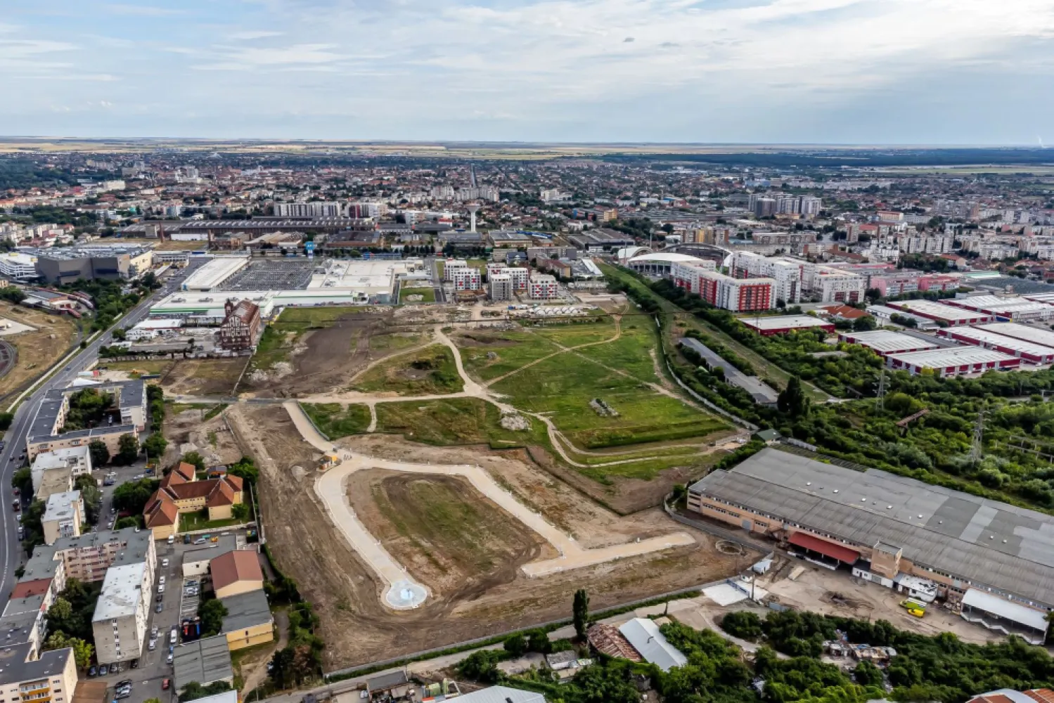 Parcele ARED - direct de la dezvoltator - zona AFI - comision 0% - Avem plăcerea de a vă oferi spre vânzare parcele de teren cuprinse între 310 - 900 mp în cel mai exclusivist cartier din Arad.
Prețurile pornesc de la 55.371€ + TVA
Cartierul rezidențial RED 9 dezvoltat de ARED se află în zona UTA și oferă următoarele beneficii:

- posibilitatea de a avea o casă în zonă centrală
- cartier nou, curat și securizat
- 1 minut de AFI Arad, Atrium Mall, stadion UTA, MC Donald's
- Urmează a fi construite zone verzi cu parcuri și un teren multisport (Fotbal, tenis, baschet, volei) + pistă de alergat în jurul cartierului si alte zone comerciale
- posibilitate de investiție pe termen mediu-lung
- posibilitate de achitare a terenului pe o perioadă de 1 an

Parcelele sunt în număr limitat, de aceea fii sigur că prinzi loc în cel mai exclusivist cartier al orașului
Pentru mai multe detalii, contactați-mă la 0755 274 519 - Daniel Hord - Consultant ARED.

Nu dispui de toată suma? Te ajutăm noi gratuit! Îți obținem oferte de la 16 bănci
Ai o proprietate de vânzare în Arad și vrei să știi cât valorează cu adevărat?
Sună-mă pentru o evaluare GRATUITĂ!