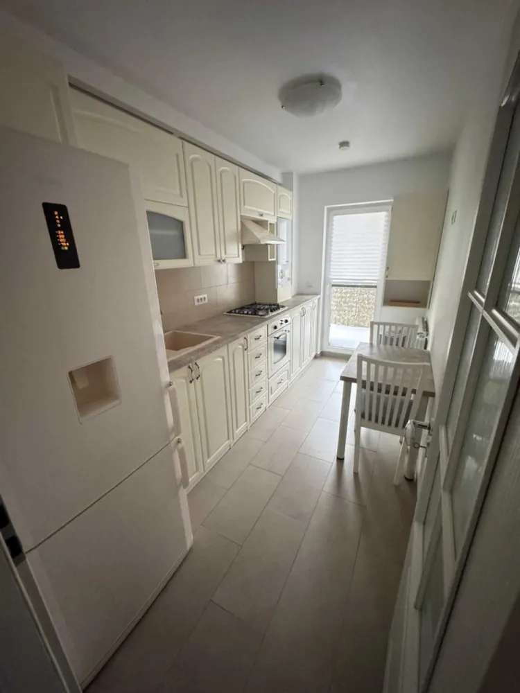Apartament 2 camere cu terasa, langa metrou Timpuri Noi - Apartament cu 2 camere, luminos si bine compartimentat, mobilat si utilat, situat intr-un bloc modern (2015), etaj 1 din 3 cu mansarda, lift si interfon. Ideal pentru cine lucreaza in zona de birouri, iubeste cafenelele bune si vrea acces rapid la metrou.

-> Detalii care conteaza:

- 55 mp utili + terasa de 11 mp (perfecta pentru cafeaua de dimineata sau un pahar de vin seara)
- Living generos – 25 mp
- Baie cu geam (rar & super apreciat)
- Debara cu geam (spatiu extra pt depozitare)
- 2 aparate de aer conditionat (living + dormitor)
- Masina de spalat vase si masina de spalat haine
- TV
-> Localizare excelenta:
Metrou Timpuri Noi / Mihai Bravu – 10 min pe jos
Lidl – 8 min
Piata Unirii – 30 min pe jos
Aproape de birouri, parcuri, cafenele, restaurante si tot ce face viata mai usoara (si mai fun)
Un apartament echilibrat: liniste cand ai nevoie, orasul aproape pentru plimbari.

Disponibil imediat . Se inchiriaza complet mobilat si utilat.

Va stam la dispozitie pentru informatii suplimentare sau pentru programarea unei vizionari.

Comisionul agentiei este de 50% din prima prima luna, iar perioada minima a inchirierii este de 12 luni.

Cu deosebita consideratie,
Arbore Real Estate