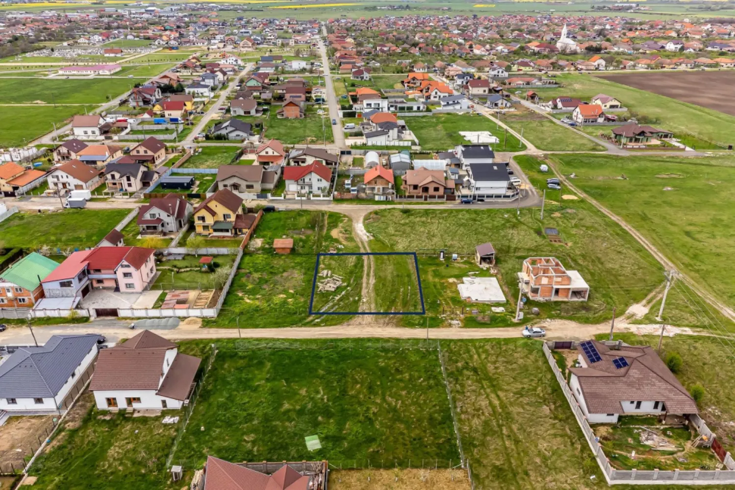 PRET NOU! Teren intravilan 748 mp - Sanleani, Arad - COMISION 0% - De vânzare teren de casă în Sânleani, la doar câțiva kilometri de Arad, cu o suprafață de 748 mp și un front stradal generos de 25 metri liniari.

✅ Ideal pentru construcția unei case – suficient spațiu pentru a-ți face locuința exact așa cum îți dorești!
✅ Utilitățile disponibile – gaz, curent, apă în fața parcelei
✅ Situat într-o zonă liniștită, perfectă pentru familii sau pentru cei care caută relaxare departe de agitația orașuluit
✅ Acces facil către Arad – locație excelentă pentru cei care lucrează în oraș, dar vor liniștea de la țară

Preț avantajos! Contactează-mă pentru mai multe detalii și pentru a programa o vizionare.

📞 0755 274 519 - Daniel Hord - Consultant imobiliar.

Nu dispui de toată suma? Te ajutăm noi gratuit! Îți obținem oferte de la 16 bănci
Ai o proprietate de vânzare în Arad și vrei să știi cât valorează cu adevărat?
Sună-mă pentru o evaluare GRATUITĂ!

Birou: ACASĂ | Agenție imobiliară Arad 
Adresă: Bulevardul Decebal 2, Arad 310133