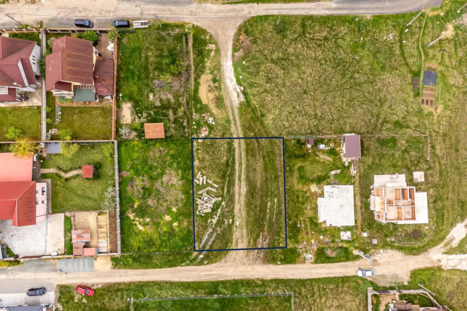 PRET NOU! Teren intravilan 748 mp - Sanleani, Arad - COMISION 0% - De vânzare teren de casă în Sânleani, la doar câțiva kilometri de Arad, cu o suprafață de 748 mp și un front stradal generos de 25 metri liniari.

✅ Ideal pentru construcția unei case – suficient spațiu pentru a-ți face locuința exact așa cum îți dorești!
✅ Utilitățile disponibile – gaz, curent, apă în fața parcelei
✅ Situat într-o zonă liniștită, perfectă pentru familii sau pentru cei care caută relaxare departe de agitația orașuluit
✅ Acces facil către Arad – locație excelentă pentru cei care lucrează în oraș, dar vor liniștea de la țară

Preț avantajos! Contactează-mă pentru mai multe detalii și pentru a programa o vizionare.

📞 0755 274 519 - Daniel Hord - Consultant imobiliar.

Nu dispui de toată suma? Te ajutăm noi gratuit! Îți obținem oferte de la 16 bănci
Ai o proprietate de vânzare în Arad și vrei să știi cât valorează cu adevărat?
Sună-mă pentru o evaluare GRATUITĂ!

Birou: ACASĂ | Agenție imobiliară Arad 
Adresă: Bulevardul Decebal 2, Arad 310133