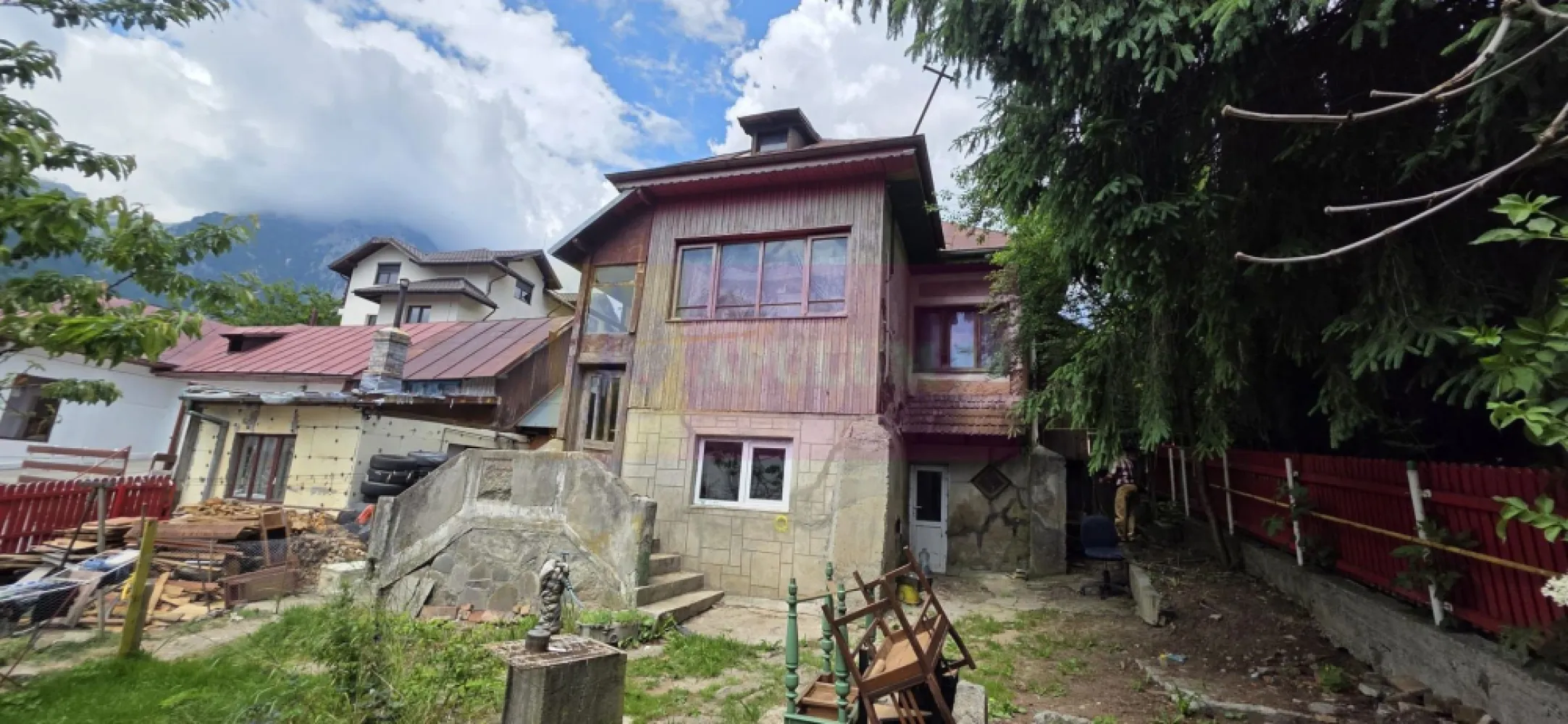 Casa batraneasca cu teren de vanzare in Busteni - Casă cu potențial de renovare, vedere spre Masivul Bucegi – Bușteni, cartier Zamora

Agenția Imobiliară MERVANI vă prezintă spre vânzare o proprietate cu farmec aparte, situată în cartierul Zamora din Bușteni, una dintre cele mai apreciate și liniștite zone rezidențiale ale stațiunii, renumită pentru peisajele spectaculoase și apropierea de natură.

Proprietatea este amplasată pe un teren în suprafață de 187 mp și cuprinde o casă construită în anul 1935, orientată către sud, beneficiind astfel de lumină naturală pe tot parcursul zilei și de o frumoasă panoramă asupra Masivului Bucegi.

Imobilul este construit cu demisol din beton și etaj din lemn (paiantă). Etajul poate fi demolat și reconstruit, oferind viitorului proprietar posibilitatea realizării unei locuințe moderne sau a unei case de vacanță, păstrând fundația existentă.

Casa a fost racordată la toate utilitățile, respectiv energie electrică, gaze naturale și apă. În prezent este funcțional branșamentul la rețeaua de apă, iar racordarea la celelalte utilități se poate realiza cu ușurință.

Proprietatea este situată pe o stradă asfaltată și foarte liniștită, într-un cadru natural deosebit, fiind o alegere excelentă atât pentru o locuință de vacanță, cât și pentru o investiție imobiliară.

Caracteristici principale:

 Teren: 187 mp
 Casă edificată în 1935
 Demisol din beton
 Etaj din lemn (paiantă), cu posibilitate de reconstrucție
 Orientare sud
 Vedere către Masivul Bucegi
 Branșament funcțional la apă
 Curent și gaz existente anterior pe proprietate
 Stradă asfaltată și zonă liniștită

O proprietate cu un potențial excelent, ideală pentru cei care își doresc să renoveze sau să construiască o locuință într-o zonă exclusivistă din Bușteni, în mijlocul peisajului montan.
Agentia Imobiliara Mervani - 0729935536