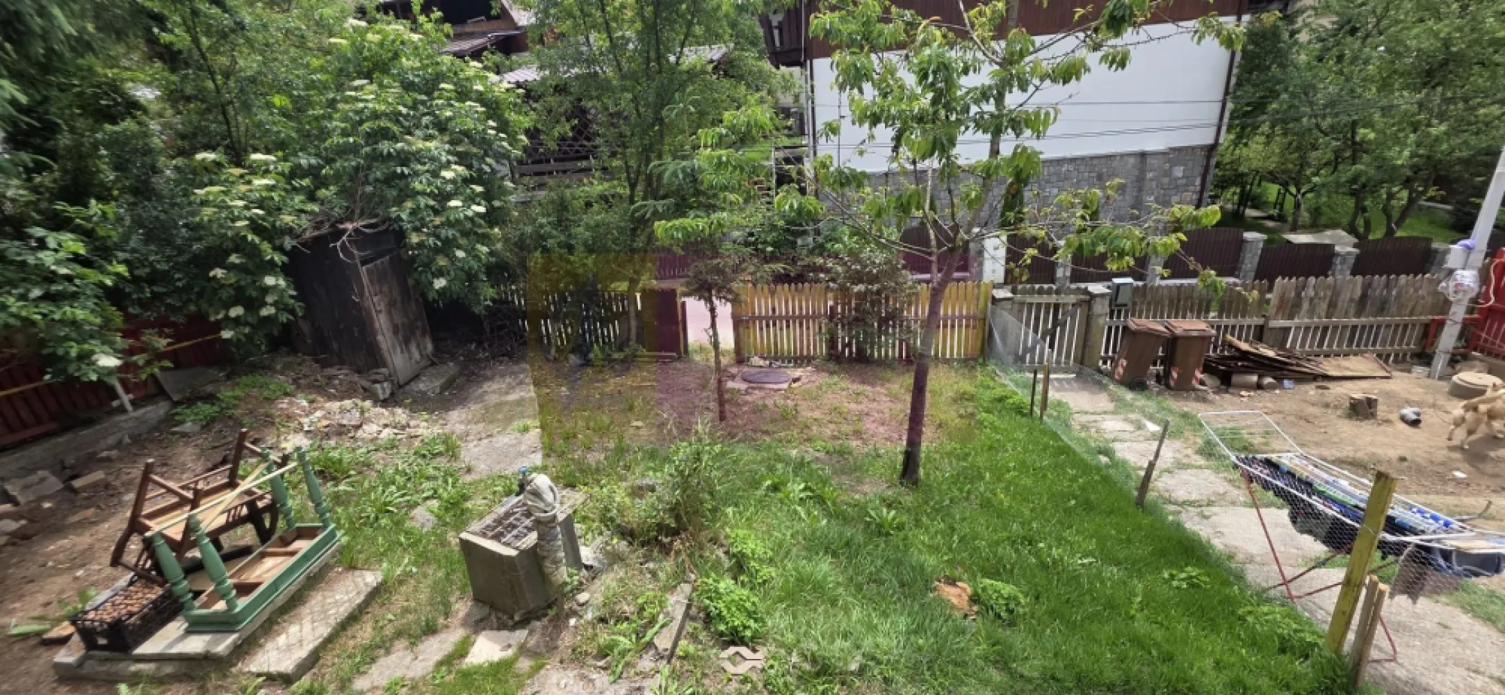 Casa batraneasca cu teren de vanzare in Busteni - Casă cu potențial de renovare, vedere spre Masivul Bucegi – Bușteni, cartier Zamora

Agenția Imobiliară MERVANI vă prezintă spre vânzare o proprietate cu farmec aparte, situată în cartierul Zamora din Bușteni, una dintre cele mai apreciate și liniștite zone rezidențiale ale stațiunii, renumită pentru peisajele spectaculoase și apropierea de natură.

Proprietatea este amplasată pe un teren în suprafață de 187 mp și cuprinde o casă construită în anul 1935, orientată către sud, beneficiind astfel de lumină naturală pe tot parcursul zilei și de o frumoasă panoramă asupra Masivului Bucegi.

Imobilul este construit cu demisol din beton și etaj din lemn (paiantă). Etajul poate fi demolat și reconstruit, oferind viitorului proprietar posibilitatea realizării unei locuințe moderne sau a unei case de vacanță, păstrând fundația existentă.

Casa a fost racordată la toate utilitățile, respectiv energie electrică, gaze naturale și apă. În prezent este funcțional branșamentul la rețeaua de apă, iar racordarea la celelalte utilități se poate realiza cu ușurință.

Proprietatea este situată pe o stradă asfaltată și foarte liniștită, într-un cadru natural deosebit, fiind o alegere excelentă atât pentru o locuință de vacanță, cât și pentru o investiție imobiliară.

Caracteristici principale:

 Teren: 187 mp
 Casă edificată în 1935
 Demisol din beton
 Etaj din lemn (paiantă), cu posibilitate de reconstrucție
 Orientare sud
 Vedere către Masivul Bucegi
 Branșament funcțional la apă
 Curent și gaz existente anterior pe proprietate
 Stradă asfaltată și zonă liniștită

O proprietate cu un potențial excelent, ideală pentru cei care își doresc să renoveze sau să construiască o locuință într-o zonă exclusivistă din Bușteni, în mijlocul peisajului montan.
Agentia Imobiliara Mervani - 0729935536