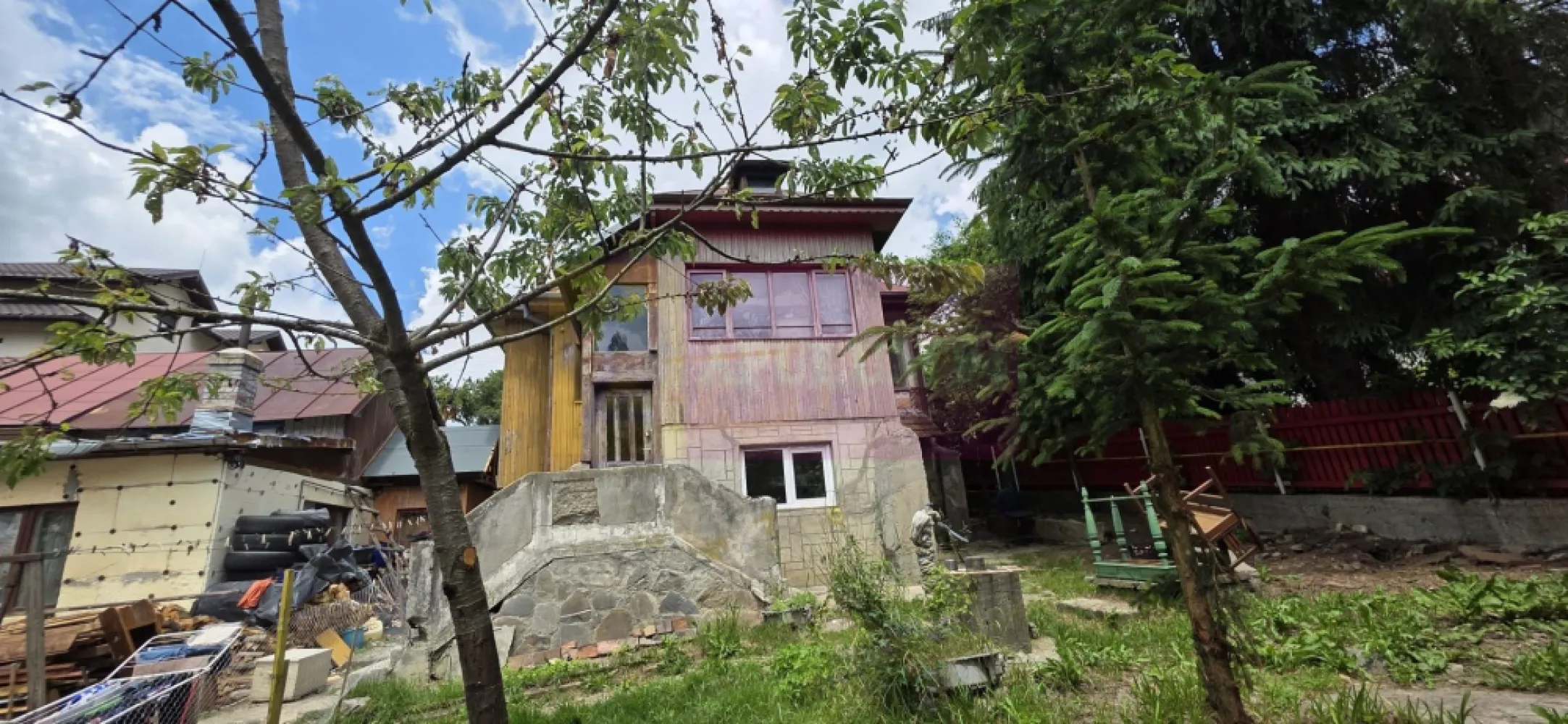 Casa batraneasca cu teren de vanzare in Busteni - Casă cu potențial de renovare, vedere spre Masivul Bucegi – Bușteni, cartier Zamora

Agenția Imobiliară MERVANI vă prezintă spre vânzare o proprietate cu farmec aparte, situată în cartierul Zamora din Bușteni, una dintre cele mai apreciate și liniștite zone rezidențiale ale stațiunii, renumită pentru peisajele spectaculoase și apropierea de natură.

Proprietatea este amplasată pe un teren în suprafață de 187 mp și cuprinde o casă construită în anul 1935, orientată către sud, beneficiind astfel de lumină naturală pe tot parcursul zilei și de o frumoasă panoramă asupra Masivului Bucegi.

Imobilul este construit cu demisol din beton și etaj din lemn (paiantă). Etajul poate fi demolat și reconstruit, oferind viitorului proprietar posibilitatea realizării unei locuințe moderne sau a unei case de vacanță, păstrând fundația existentă.

Casa a fost racordată la toate utilitățile, respectiv energie electrică, gaze naturale și apă. În prezent este funcțional branșamentul la rețeaua de apă, iar racordarea la celelalte utilități se poate realiza cu ușurință.

Proprietatea este situată pe o stradă asfaltată și foarte liniștită, într-un cadru natural deosebit, fiind o alegere excelentă atât pentru o locuință de vacanță, cât și pentru o investiție imobiliară.

Caracteristici principale:

 Teren: 187 mp
 Casă edificată în 1935
 Demisol din beton
 Etaj din lemn (paiantă), cu posibilitate de reconstrucție
 Orientare sud
 Vedere către Masivul Bucegi
 Branșament funcțional la apă
 Curent și gaz existente anterior pe proprietate
 Stradă asfaltată și zonă liniștită

O proprietate cu un potențial excelent, ideală pentru cei care își doresc să renoveze sau să construiască o locuință într-o zonă exclusivistă din Bușteni, în mijlocul peisajului montan.
Agentia Imobiliara Mervani - 0729935536