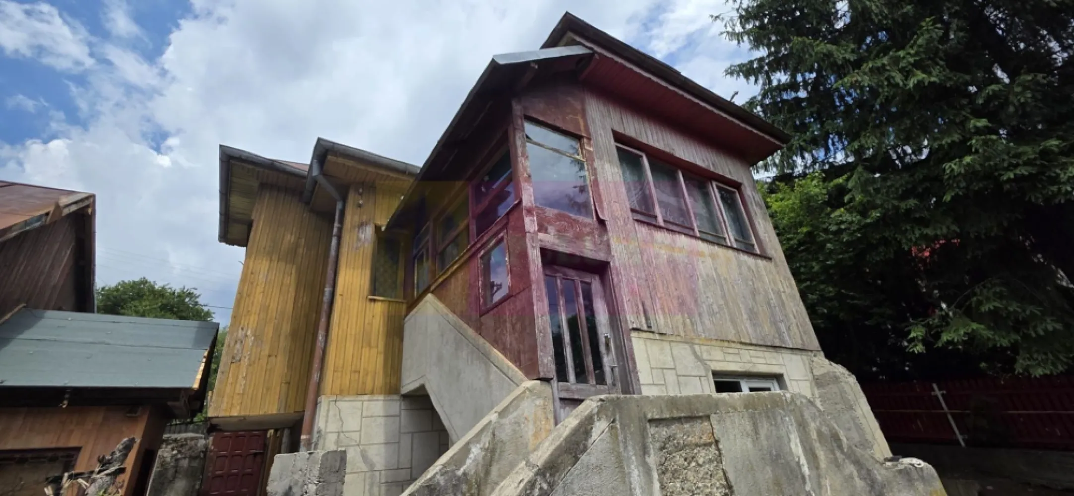 Casa batraneasca cu teren de vanzare in Busteni - Casă cu potențial de renovare, vedere spre Masivul Bucegi – Bușteni, cartier Zamora

Agenția Imobiliară MERVANI vă prezintă spre vânzare o proprietate cu farmec aparte, situată în cartierul Zamora din Bușteni, una dintre cele mai apreciate și liniștite zone rezidențiale ale stațiunii, renumită pentru peisajele spectaculoase și apropierea de natură.

Proprietatea este amplasată pe un teren în suprafață de 187 mp și cuprinde o casă construită în anul 1935, orientată către sud, beneficiind astfel de lumină naturală pe tot parcursul zilei și de o frumoasă panoramă asupra Masivului Bucegi.

Imobilul este construit cu demisol din beton și etaj din lemn (paiantă). Etajul poate fi demolat și reconstruit, oferind viitorului proprietar posibilitatea realizării unei locuințe moderne sau a unei case de vacanță, păstrând fundația existentă.

Casa a fost racordată la toate utilitățile, respectiv energie electrică, gaze naturale și apă. În prezent este funcțional branșamentul la rețeaua de apă, iar racordarea la celelalte utilități se poate realiza cu ușurință.

Proprietatea este situată pe o stradă asfaltată și foarte liniștită, într-un cadru natural deosebit, fiind o alegere excelentă atât pentru o locuință de vacanță, cât și pentru o investiție imobiliară.

Caracteristici principale:

 Teren: 187 mp
 Casă edificată în 1935
 Demisol din beton
 Etaj din lemn (paiantă), cu posibilitate de reconstrucție
 Orientare sud
 Vedere către Masivul Bucegi
 Branșament funcțional la apă
 Curent și gaz existente anterior pe proprietate
 Stradă asfaltată și zonă liniștită

O proprietate cu un potențial excelent, ideală pentru cei care își doresc să renoveze sau să construiască o locuință într-o zonă exclusivistă din Bușteni, în mijlocul peisajului montan.
Agentia Imobiliara Mervani - 0729935536
