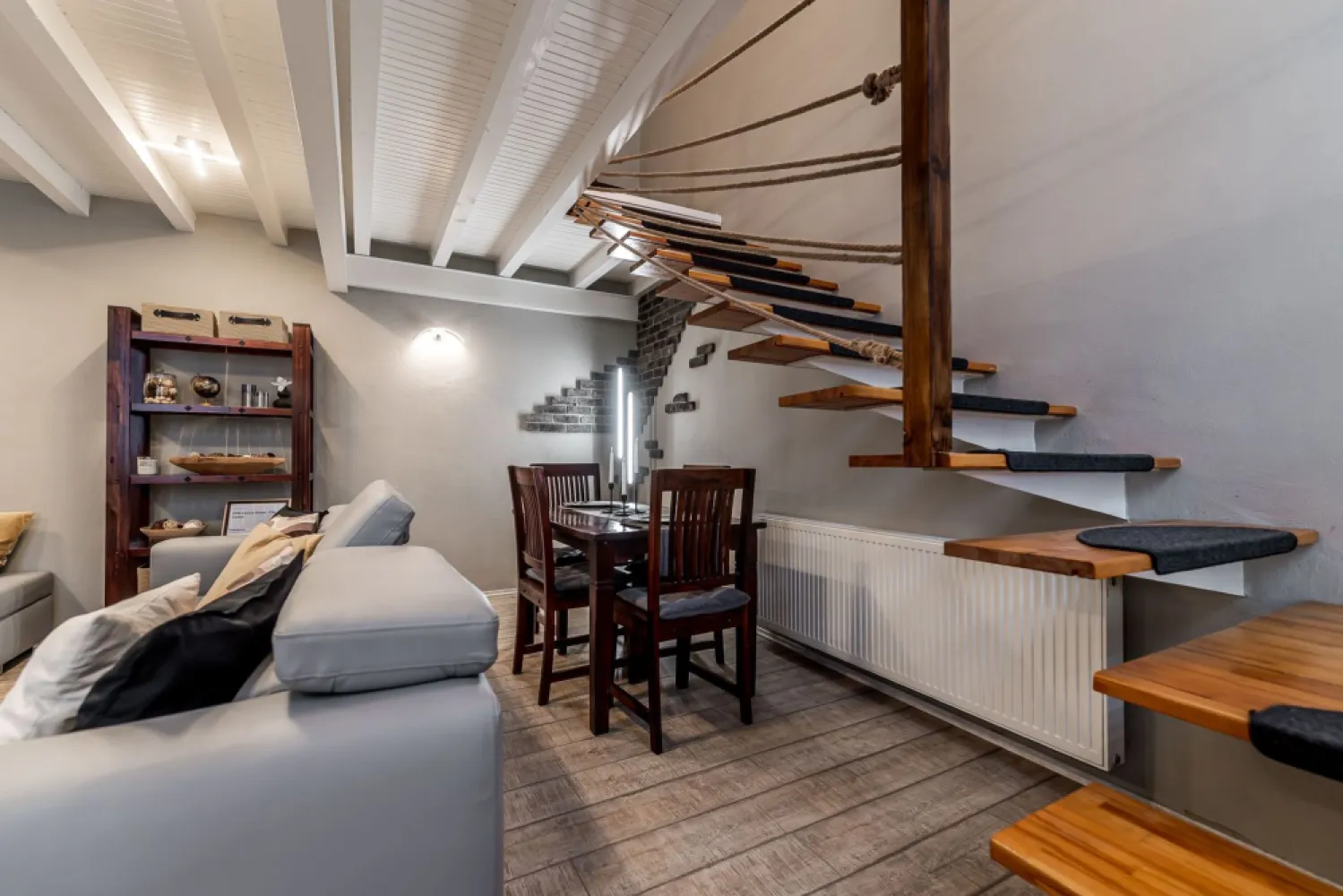 Apartament ultracentral | parter | mobilat și utilat - Rar pe piață: design modern, spații optimizate, gata de mutare. 

Situat ultracentral, pe strada Vasile Alecsandri, la parter, loftul are 90 mp (conform CF) și impresionează prin designul modern pe două niveluri, spațiile optimizate și atmosfera primitoare — exact genul de “acasă” care se simte diferit din prima.
🛋️ Se vinde complet mobilat și utilat, gata de mutare imediată — fără investiții suplimentare.
💡 Ideal pentru: locuire, pentru cine vrea un stil de viață modern, în inima orașului sau investiție, pentru închiriere pe termen lung sau regim hotelier (în funcție de strategie)

Un spațiu aparte, pentru cei care caută design, funcționalitate și liniște, chiar în centru.
💶 Preț: 150.000 €
✅ Comision 0% | ✅ Vizionare gratuită
📞 Pentru detalii sau programarea unei vizionări: Andreea Szuchanszki – 0742 267 773 (telefon / WhatsApp)

💳 Dacă ai nevoie de finanțare, îți pot obține gratuit oferte de la 16 bănci.
🏡 Ai o proprietate de vânzare în Arad? Îți ofer o evaluare gratuită, fără obligații.