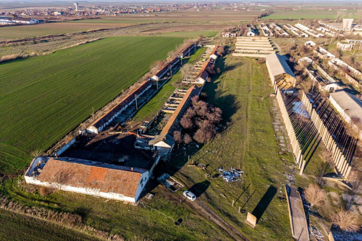 Teren 1.15 HA lângă Autostrada – Nădlac | clădiri+utilități - Vă propunem spre vânzare o proprietate cu potențial investițional ridicat, situată strategic în Nădlac, într-o zonă cu acces excelent la infrastructura rutieră și la frontiera cu Ungaria.

PREȚ DE VÂNZARE: 160.000 € | COMISION 0% pentru cumpărător 

Locație strategică: lângă DN7, aproape de urcarea pe autostrada E68, poziționare ideală pentru activități logistice, industriale sau comerciale, zonă tranzitată de fluxuri internaționale

Caracteristici principale:
Suprafață totală teren: 11.467 mp
Clădiri existente: aprox. 2.500 mp (hale / construcții)
Acces facil pentru vehicule de mare tonaj

Utilități & infrastructură:
Sursă proprie de apă – foraj la 45 m
Curent trifazic, putere instalată 35 kW
Parc fotovoltaic în proximitate, context favorabil dezvoltărilor industriale moderne

Avantaje investiționale:
- infrastructură deja existentă → costuri reduse de pornire
- poziționare excelentă pentru depozitare, producție, logistică, hub de tranzit
- ideal pentru antreprenori, investitori sau companii în expansiune
- zonă cu potențial ridicat de dezvoltare pe termen mediu și lung

Această proprietate oferă teren, clădiri și utilități într-un singur pachet, într-o zonă cheie pentru afaceri orientate spre piața europeană.

📞 Pentru informații suplimentare și programarea unei vizionări:
Sebastian Nica – 0722 252 639

Ai o proprietate de vânzare în Arad și vrei să știi cât valorează cu adevărat?
Sună-mă pentru o evaluare gratuită, fără obligații.

Birou: ACASĂ | Agenție imobiliară Arad
Bulevardul Decebal 2, Arad 310133