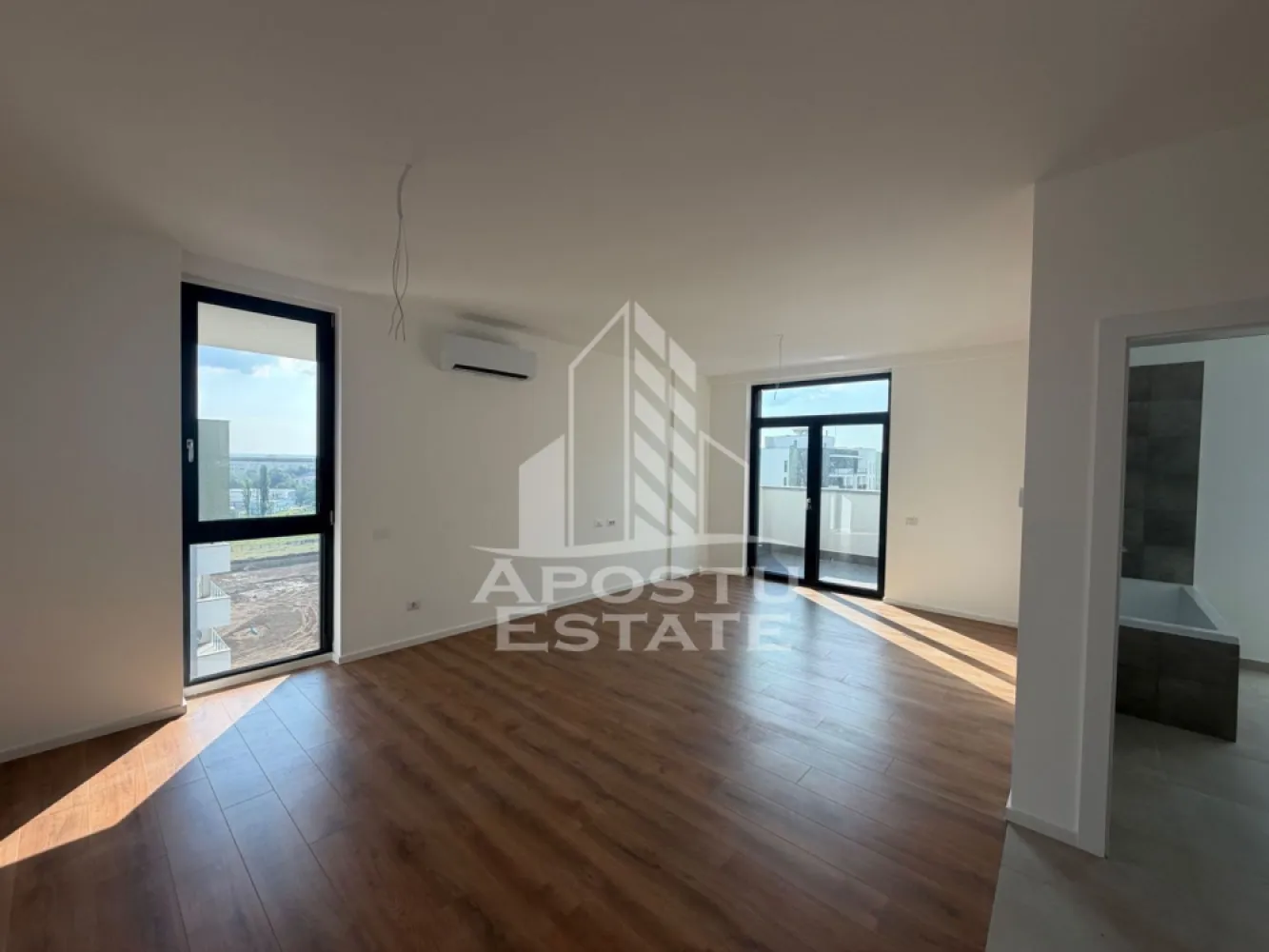 Apartament cu 2 camere de vanzare,Ateneo, Calea Torontalului,Timisoara - ro] Agenția imobiliara Apostu Estate va propune spre vânzare un apartament nou cu 2 camere ,situat în zona Calea Torontalului , una dintre cele mai căutate zone din Timisoara . Ideal atât pentru locuința proprie , cat si pentru investiție

Imobilul este amplasat la etajul 9 din 11 cu o priveliște frumoasa și beneficiază de o suprafață utila de 54,5 mp si un balcon mare de 11 mp 

Compartimentare :
-Living open space cu bucataria
-Dormitor 
-Baie cu cada
-Balcon deschis 

Blocul este izolat fonic cu tehnologie certificata italiana , încălzirea se face prin pardoseala , având aer condiționat in fiecare camera .

Apartamentul se vinde nemobilat 

Beneficii suplimentare :
- Compartimentare moderna și funcțională
- Zona excelenta pentru locuit sau investiție
-Loc de parcare suprateran inclus in pret

Vecinătăți :
-Lidl 
-Decathlon
-Auchan 
-Facultatea de medicina veterinara 
-Mijloace de transport in comun

Pret : 132.000 EURO + TVA 

Pentru mai multe detalii si programarea unei vizionari , va stam cu drag la dispoziție .

Agenția imobiliara Apostu Estate vă oferă consultanta bancara gratuita prin intermediul colaboratorilor noștri pentru alegerea celui mai potrivit tip de credit , astfel încât tu să devii noul proprietar al acestui apartament
ID INTERN: CP3187060