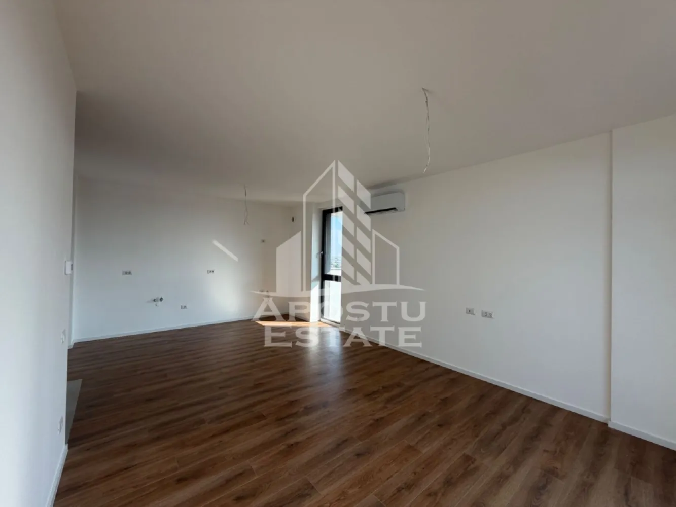 Apartament cu 2 camere de vanzare,Ateneo, Calea Torontalului,Timisoara - ro] Agenția imobiliara Apostu Estate va propune spre vânzare un apartament nou cu 2 camere ,situat în zona Calea Torontalului , una dintre cele mai căutate zone din Timisoara . Ideal atât pentru locuința proprie , cat si pentru investiție

Imobilul este amplasat la etajul 9 din 11 cu o priveliște frumoasa și beneficiază de o suprafață utila de 54,5 mp si un balcon mare de 11 mp 

Compartimentare :
-Living open space cu bucataria
-Dormitor 
-Baie cu cada
-Balcon deschis 

Blocul este izolat fonic cu tehnologie certificata italiana , încălzirea se face prin pardoseala , având aer condiționat in fiecare camera .

Apartamentul se vinde nemobilat 

Beneficii suplimentare :
- Compartimentare moderna și funcțională
- Zona excelenta pentru locuit sau investiție
-Loc de parcare suprateran inclus in pret

Vecinătăți :
-Lidl 
-Decathlon
-Auchan 
-Facultatea de medicina veterinara 
-Mijloace de transport in comun

Pret : 132.000 EURO + TVA 

Pentru mai multe detalii si programarea unei vizionari , va stam cu drag la dispoziție .

Agenția imobiliara Apostu Estate vă oferă consultanta bancara gratuita prin intermediul colaboratorilor noștri pentru alegerea celui mai potrivit tip de credit , astfel încât tu să devii noul proprietar al acestui apartament
ID INTERN: CP3187060