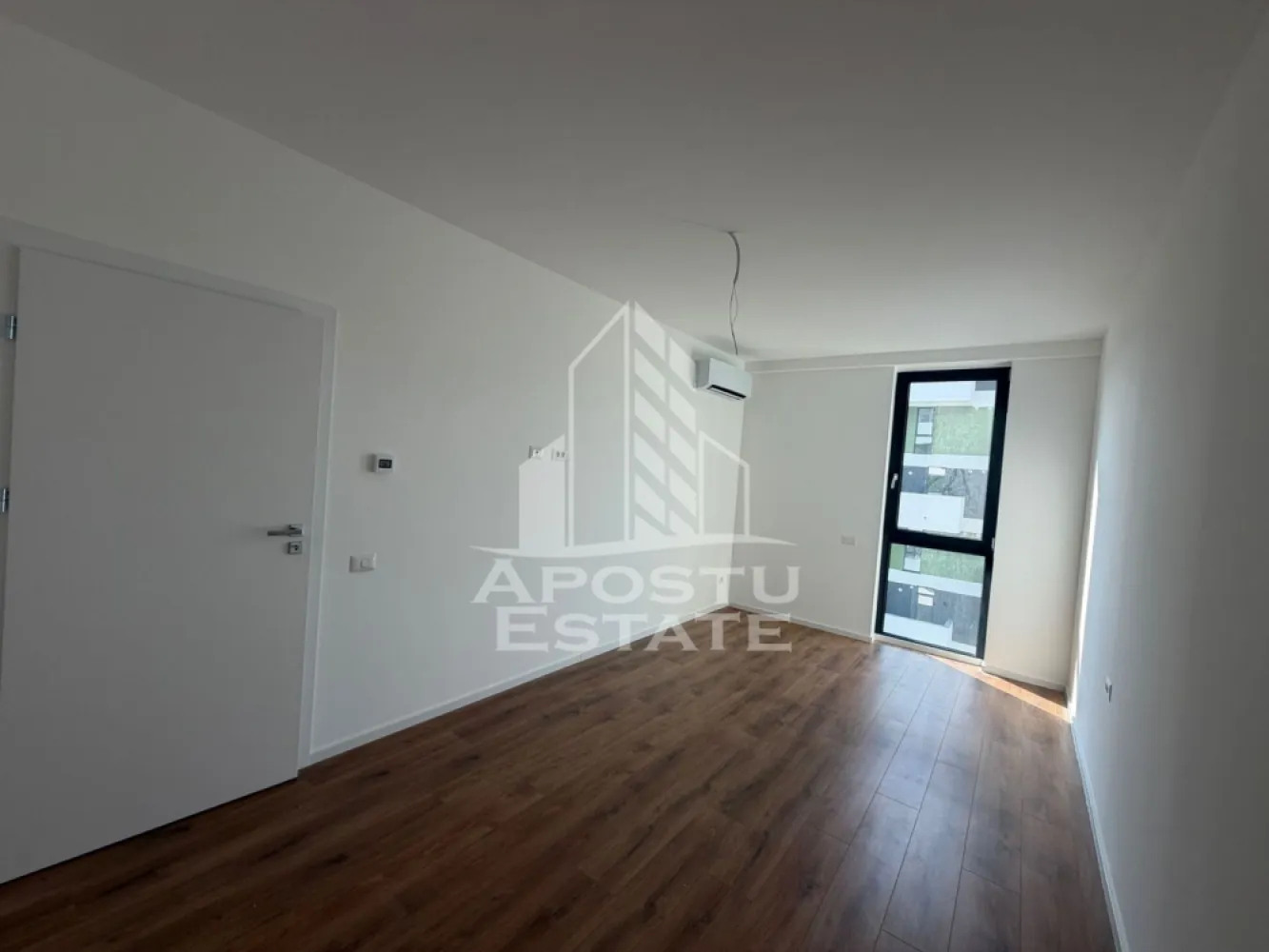 Apartament cu 2 camere de vanzare,Ateneo, Calea Torontalului,Timisoara - ro] Agenția imobiliara Apostu Estate va propune spre vânzare un apartament nou cu 2 camere ,situat în zona Calea Torontalului , una dintre cele mai căutate zone din Timisoara . Ideal atât pentru locuința proprie , cat si pentru investiție

Imobilul este amplasat la etajul 9 din 11 cu o priveliște frumoasa și beneficiază de o suprafață utila de 54,5 mp si un balcon mare de 11 mp 

Compartimentare :
-Living open space cu bucataria
-Dormitor 
-Baie cu cada
-Balcon deschis 

Blocul este izolat fonic cu tehnologie certificata italiana , încălzirea se face prin pardoseala , având aer condiționat in fiecare camera .

Apartamentul se vinde nemobilat 

Beneficii suplimentare :
- Compartimentare moderna și funcțională
- Zona excelenta pentru locuit sau investiție
-Loc de parcare suprateran inclus in pret

Vecinătăți :
-Lidl 
-Decathlon
-Auchan 
-Facultatea de medicina veterinara 
-Mijloace de transport in comun

Pret : 132.000 EURO + TVA 

Pentru mai multe detalii si programarea unei vizionari , va stam cu drag la dispoziție .

Agenția imobiliara Apostu Estate vă oferă consultanta bancara gratuita prin intermediul colaboratorilor noștri pentru alegerea celui mai potrivit tip de credit , astfel încât tu să devii noul proprietar al acestui apartament
ID INTERN: CP3187060