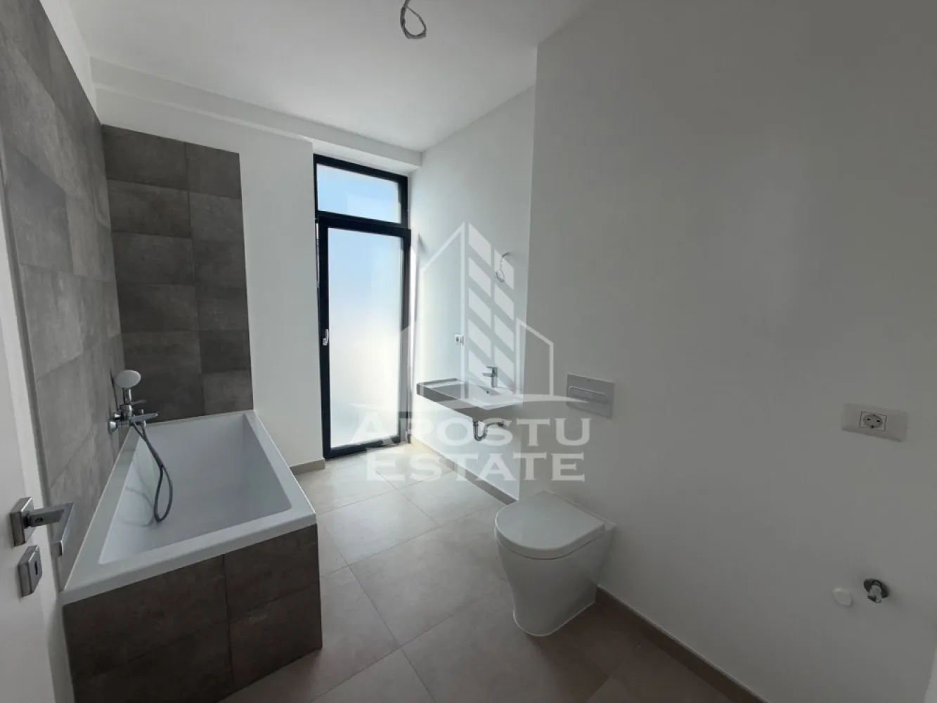 Apartament cu 2 camere de vanzare,Ateneo, Calea Torontalului,Timisoara - ro] Agenția imobiliara Apostu Estate va propune spre vânzare un apartament nou cu 2 camere ,situat în zona Calea Torontalului , una dintre cele mai căutate zone din Timisoara . Ideal atât pentru locuința proprie , cat si pentru investiție

Imobilul este amplasat la etajul 9 din 11 cu o priveliște frumoasa și beneficiază de o suprafață utila de 54,5 mp si un balcon mare de 11 mp 

Compartimentare :
-Living open space cu bucataria
-Dormitor 
-Baie cu cada
-Balcon deschis 

Blocul este izolat fonic cu tehnologie certificata italiana , încălzirea se face prin pardoseala , având aer condiționat in fiecare camera .

Apartamentul se vinde nemobilat 

Beneficii suplimentare :
- Compartimentare moderna și funcțională
- Zona excelenta pentru locuit sau investiție
-Loc de parcare suprateran inclus in pret

Vecinătăți :
-Lidl 
-Decathlon
-Auchan 
-Facultatea de medicina veterinara 
-Mijloace de transport in comun

Pret : 132.000 EURO + TVA 

Pentru mai multe detalii si programarea unei vizionari , va stam cu drag la dispoziție .

Agenția imobiliara Apostu Estate vă oferă consultanta bancara gratuita prin intermediul colaboratorilor noștri pentru alegerea celui mai potrivit tip de credit , astfel încât tu să devii noul proprietar al acestui apartament
ID INTERN: CP3187060