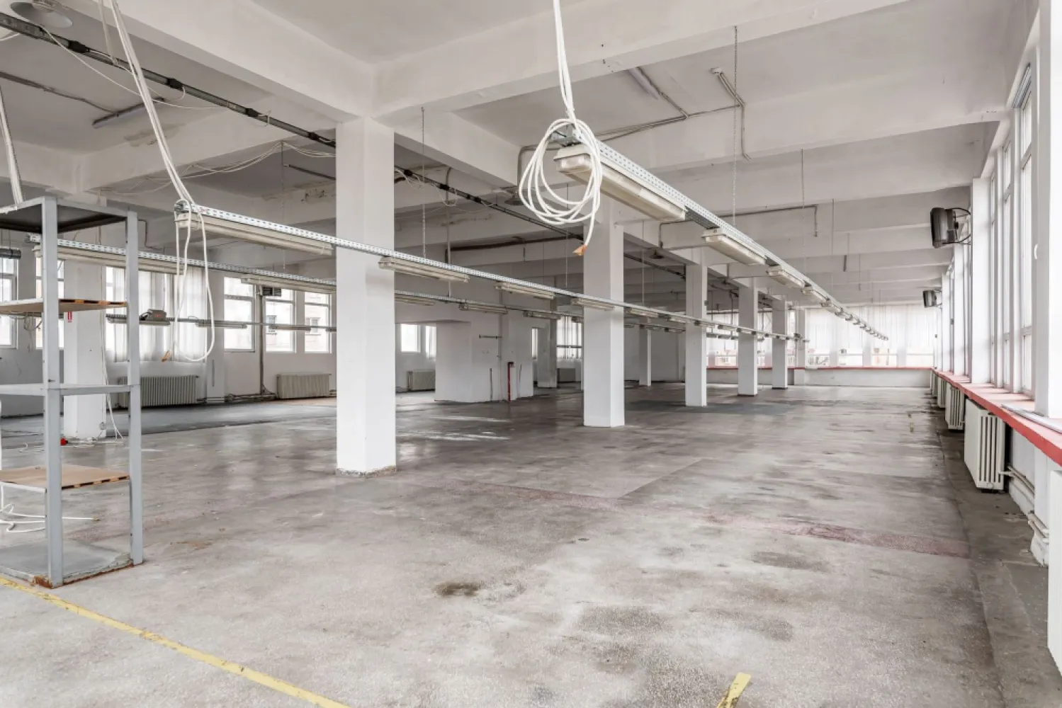 Hala productie si depozitare - Detalii proprietate

* Suprafață construită desfășurată: 1.374 mp
* Tip construcție: Beton/cărămidă
* Locuri de parcare: Disponibile în față, spate și pe lateral, inclusiv parcare acoperită cu pietriș

Utilități și dotări

* Sistem de monitorizare, pază și alarmă
* Curent trifazic, apă, canalizare
* Încălzire pe peleți cu suflante și calorifere
* Rezervor de apă
* Autorizație PSI

Parter 

* Înălțime: 3.2 m (înălțime utilă: 2.9 m)
* Acces: 2 căi pietonale cu uși din termopan, rampă de acces (lățime 2.5 m, înălțime 2.65 m)

Dotări:

* Geamuri termopan
* Scara de acces + lift de marfă (capacitate 1 tonă)
* Grup sanitar
* Bucătărie/sală de mese
* Vestiar
* 2 camere tehnice
* 4 birouri
* Calorifere
* Suflante

Etaj 

* Înălțime: 4.5 m (înălțime utilă: 3.8 m)
Dotări:
* Geamuri termopan
* Calorifere
* Suflante