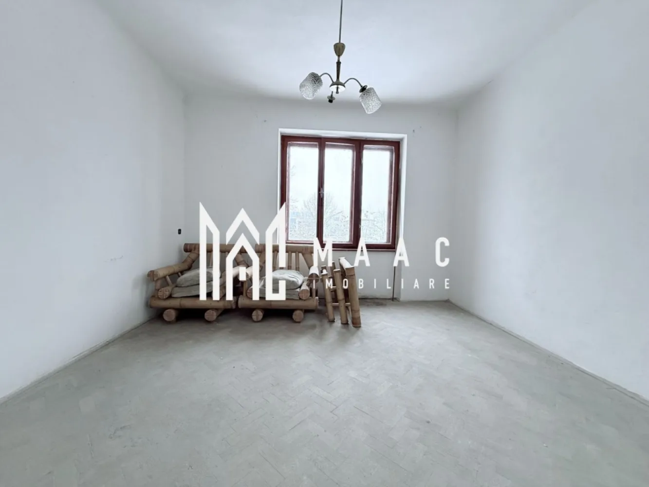 Casa individuala | Teren 900 MP | Sub Arini - MAAC Imobiliare vă prezintă o casa individuala situată într-una dintre cele mai exclusiviste zone ale Sibiului, în imediata apropiere a Parcului Sub Arini, la doar 150 m distanță.

Caracteristici:
Suprafață utilă: aproximativ 180 mp
Teren generos de 900 mp
Deschidere stradală de 19 ml
Acces auto pe lângă casă, cu posibilitatea de a ajunge în partea din spate a terenului
Pod disponibil pentru depozitare

Structura casei:
Imobilul este compus din două unități locative, dispuse astfel:
Parter: două camere, bucătărie și baie
Subsol: două camere, bucătărie și baie
Accesul se face atat din interior, cat si din exterior.

În forma actuală, proprietatea este nelocuibilă și necesită renovare completă.

Teren:
Terenul este poziționat preponderent în partea din spate a casei, oferind intimitate și multiple posibilități de amenajare

Pentru mai multe detalii precizati telefonic ca ati vazut anuntul cu ID: CP2856315