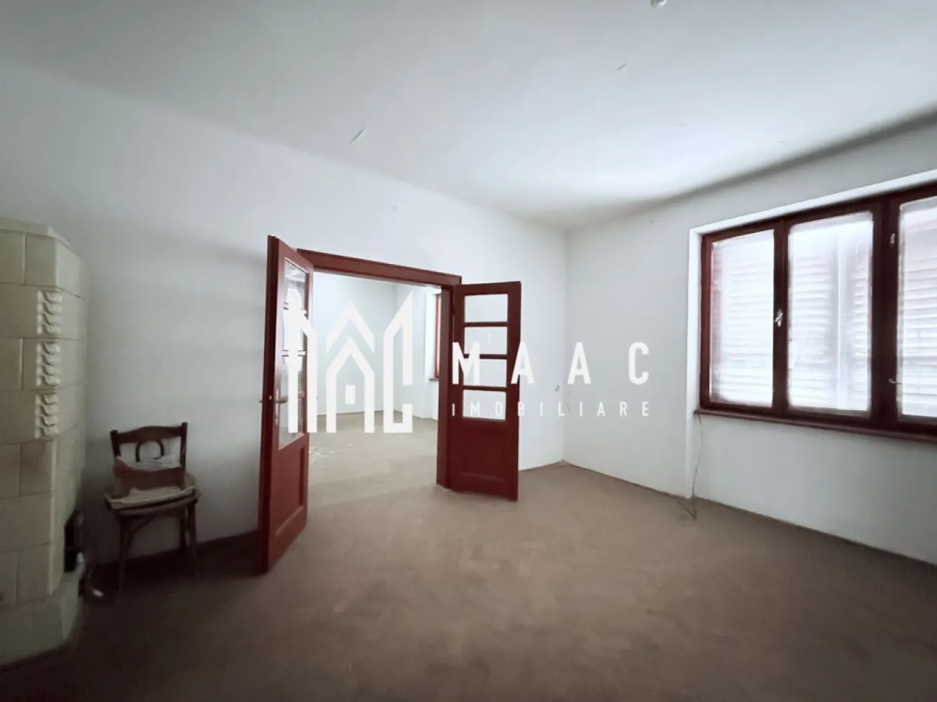 Casa individuala | Teren 900 MP | Sub Arini - MAAC Imobiliare vă prezintă o casa individuala situată într-una dintre cele mai exclusiviste zone ale Sibiului, în imediata apropiere a Parcului Sub Arini, la doar 150 m distanță.

Caracteristici:
Suprafață utilă: aproximativ 180 mp
Teren generos de 900 mp
Deschidere stradală de 19 ml
Acces auto pe lângă casă, cu posibilitatea de a ajunge în partea din spate a terenului
Pod disponibil pentru depozitare

Structura casei:
Imobilul este compus din două unități locative, dispuse astfel:
Parter: două camere, bucătărie și baie
Subsol: două camere, bucătărie și baie
Accesul se face atat din interior, cat si din exterior.

În forma actuală, proprietatea este nelocuibilă și necesită renovare completă.

Teren:
Terenul este poziționat preponderent în partea din spate a casei, oferind intimitate și multiple posibilități de amenajare

Pentru mai multe detalii precizati telefonic ca ati vazut anuntul cu ID: CP2856315