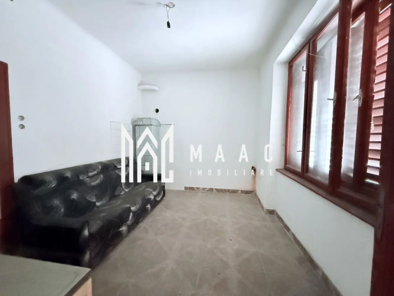 Casa individuala | Teren 900 MP | Sub Arini - MAAC Imobiliare vă prezintă o casa individuala situată într-una dintre cele mai exclusiviste zone ale Sibiului, în imediata apropiere a Parcului Sub Arini, la doar 150 m distanță.

Caracteristici:
Suprafață utilă: aproximativ 180 mp
Teren generos de 900 mp
Deschidere stradală de 19 ml
Acces auto pe lângă casă, cu posibilitatea de a ajunge în partea din spate a terenului
Pod disponibil pentru depozitare

Structura casei:
Imobilul este compus din două unități locative, dispuse astfel:
Parter: două camere, bucătărie și baie
Subsol: două camere, bucătărie și baie
Accesul se face atat din interior, cat si din exterior.

În forma actuală, proprietatea este nelocuibilă și necesită renovare completă.

Teren:
Terenul este poziționat preponderent în partea din spate a casei, oferind intimitate și multiple posibilități de amenajare

Pentru mai multe detalii precizati telefonic ca ati vazut anuntul cu ID: CP2856315