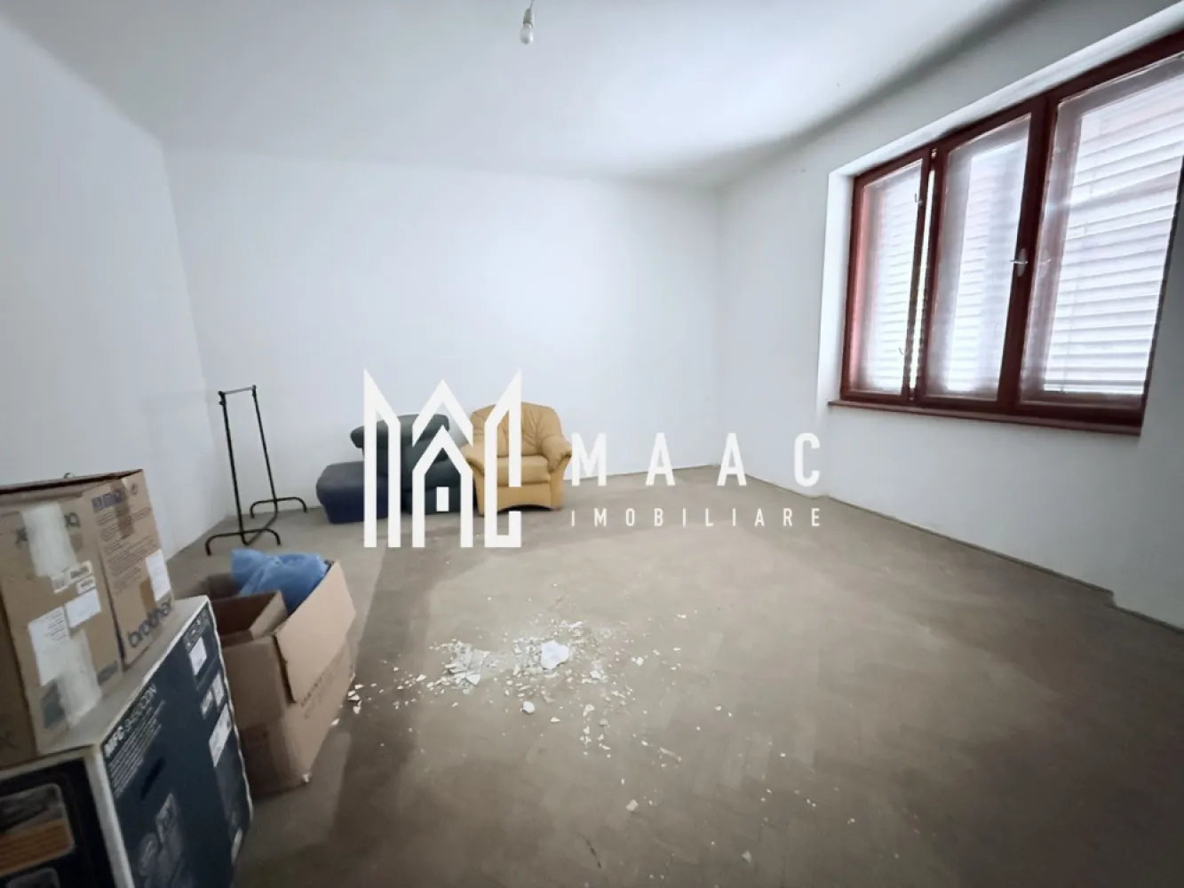 Casa individuala | Teren 900 MP | Sub Arini - MAAC Imobiliare vă prezintă o casa individuala situată într-una dintre cele mai exclusiviste zone ale Sibiului, în imediata apropiere a Parcului Sub Arini, la doar 150 m distanță.

Caracteristici:
Suprafață utilă: aproximativ 180 mp
Teren generos de 900 mp
Deschidere stradală de 19 ml
Acces auto pe lângă casă, cu posibilitatea de a ajunge în partea din spate a terenului
Pod disponibil pentru depozitare

Structura casei:
Imobilul este compus din două unități locative, dispuse astfel:
Parter: două camere, bucătărie și baie
Subsol: două camere, bucătărie și baie
Accesul se face atat din interior, cat si din exterior.

În forma actuală, proprietatea este nelocuibilă și necesită renovare completă.

Teren:
Terenul este poziționat preponderent în partea din spate a casei, oferind intimitate și multiple posibilități de amenajare

Pentru mai multe detalii precizati telefonic ca ati vazut anuntul cu ID: CP2856315