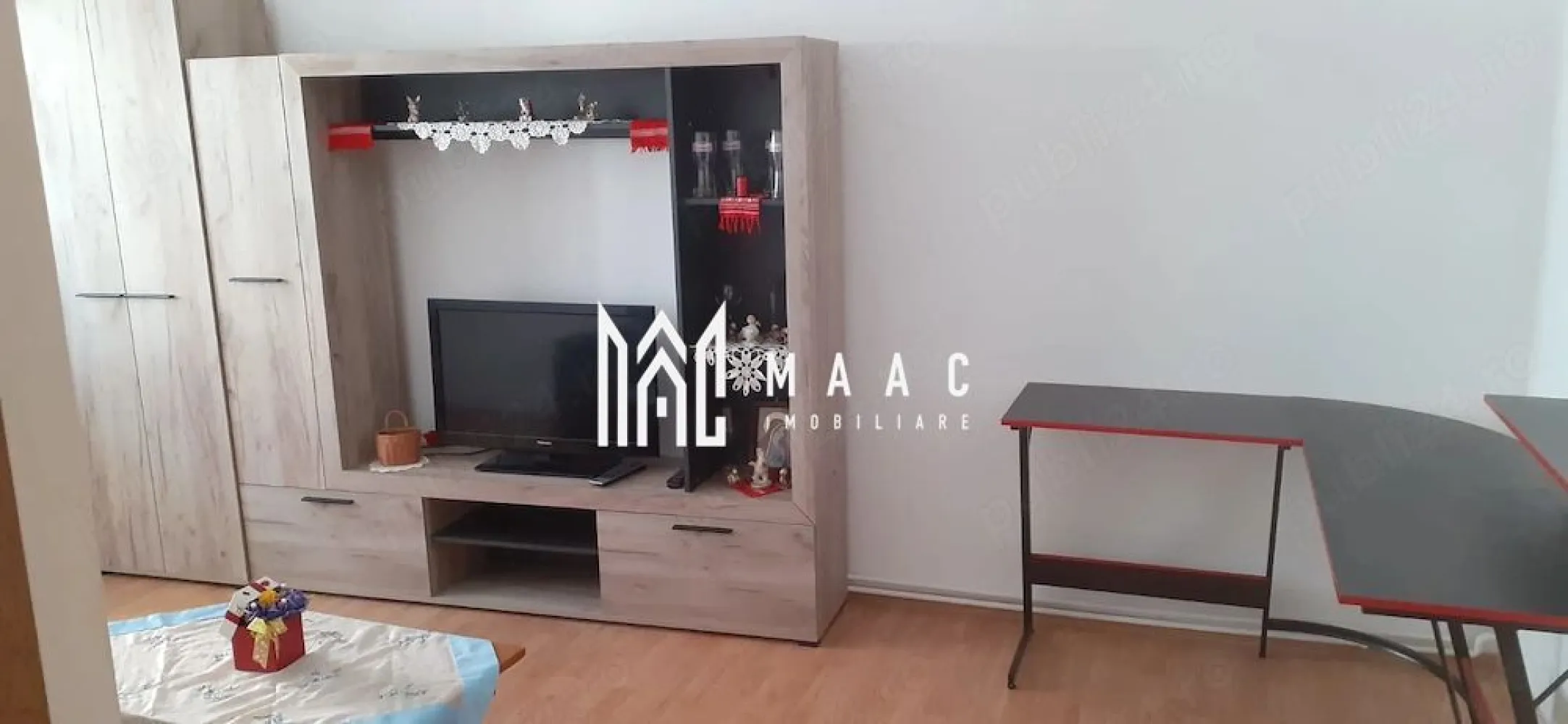 Apartament 3 camere decomandat | Vasile Aaron, Sibiu | 74 mp, finisat modern - Apartament cu 3 camere decomandat de închiriat în Sibiu, zona Vasile Aaron, cu 74 mp utili, etaj 3 din 4, finisaje moderne și mobilare completă.

Detalii proprietate:
• Suprafață utilă: 74 mp, suprafață construită: 88,8 mp
• Compartimentare: 3 camere, 2 dormitoare, 1 bucătărie, 1 baie
• Etaj 3 din 4, apartament într-un imobil finalizat
• An construcție: 1975, structură din cărămidă
• Stare interioară: finisat modern
• Centrală termică proprie și geamuri termopan
• Se predă complet mobilat, cu mașină de spălat rufe, uscător de rufe și mobilier clasic
• Se caută chiriași pe termen lung
• Nu se acceptă animale de companie și nu se acceptă fumători
• Garanție în cuantumul unei chirii lunare

Proprietatea este amplasată în zona Vasile Aaron, cu acces rapid către stații de autobuz, supermarketuri, centre comerciale, școli și grădinițe.

Pentru detalii suplimentare și programarea unei vizionări, contactați echipa MAAC Imobiliare și menționați Cod anunț CP3099619.