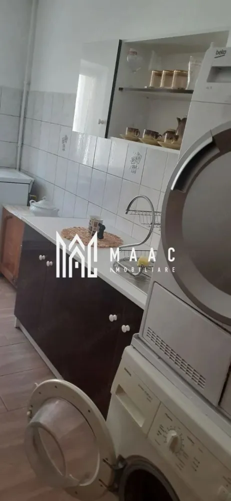Apartament 3 camere decomandat | Vasile Aaron, Sibiu | 74 mp, finisat modern - Apartament cu 3 camere decomandat de închiriat în Sibiu, zona Vasile Aaron, cu 74 mp utili, etaj 3 din 4, finisaje moderne și mobilare completă.

Detalii proprietate:
• Suprafață utilă: 74 mp, suprafață construită: 88,8 mp
• Compartimentare: 3 camere, 2 dormitoare, 1 bucătărie, 1 baie
• Etaj 3 din 4, apartament într-un imobil finalizat
• An construcție: 1975, structură din cărămidă
• Stare interioară: finisat modern
• Centrală termică proprie și geamuri termopan
• Se predă complet mobilat, cu mașină de spălat rufe, uscător de rufe și mobilier clasic
• Se caută chiriași pe termen lung
• Nu se acceptă animale de companie și nu se acceptă fumători
• Garanție în cuantumul unei chirii lunare

Proprietatea este amplasată în zona Vasile Aaron, cu acces rapid către stații de autobuz, supermarketuri, centre comerciale, școli și grădinițe.

Pentru detalii suplimentare și programarea unei vizionări, contactați echipa MAAC Imobiliare și menționați Cod anunț CP3099619.