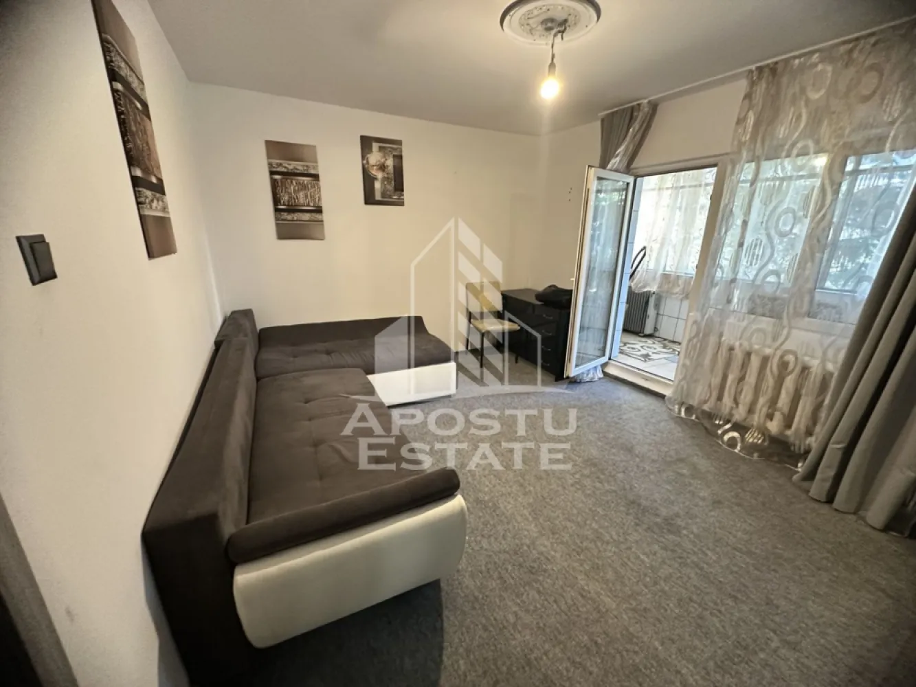 Apartament cu 1 camera, de vanzare, zona Calea Sagului, Timisoara - Agentia imobiliara APOSTU ESTATE va propune spre vanzare un apartament cu 1 camera, in zona Calea Sagului din Timisoara, judetul Timis, o zona apreciata pentru accesul facil catre mijloacele de transport, centre comerciale si numeroase puncte de interes.    

Locuinta are o suprafata utila de 31 mp

.    Compartimentare eficienta:    
-Hol de acces  
-Bucatarie inchisa, mobilata si utilata.
  -Camera de zi cu canapea extensibila.  
-Baie dotata cu cada.
-Balcon inchis.

.    Dotari si beneficii:
    -Incalzire prin termoficare.  
-Se vinde complet mobilat si utilat.  -
Geamuri termopan.  
-Usa metalica la intrare.  
-Disponibil imediat.    

Pozitie excelenta:    

-acces rapid catre mijloacele de transport in comun  -in apropiere de magazine, farmacii, banci, liceu, gradinita si alte facilitati  

-conexiune facila catre principalele artere ale orasului  

-Apartamentul este ideal atat pentru locuinta proprie, cat si pentru investitie, datorita amplasarii avantajoase si a costurilor reduse de exploatare.    

Pretul este negociabil.

    Agentia imobiliara Apostu Estate va ofera consultanta bancara gratuita prin intermediul colaboratorilor nostri pentru alegerea celui mai potrivit tip de credit, astfel incat tu sa devi noul proprietar al acestei proprietati.

    Va asteptam cu drag la o vizionare!   ID intern: CP3187174