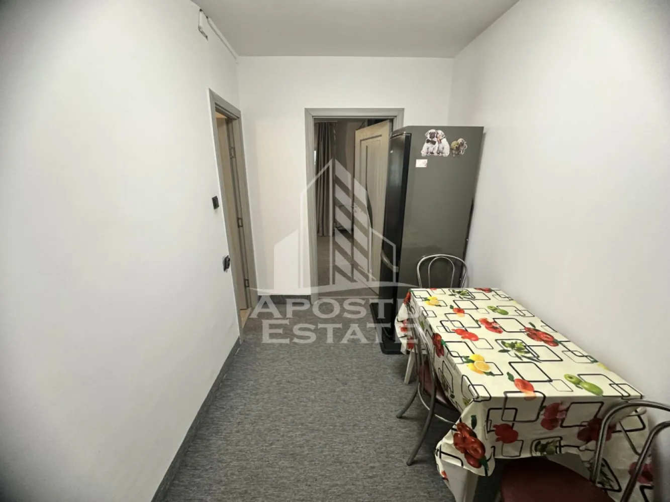 Apartament cu 1 camera, de vanzare, zona Calea Sagului, Timisoara - Agentia imobiliara APOSTU ESTATE va propune spre vanzare un apartament cu 1 camera, in zona Calea Sagului din Timisoara, judetul Timis, o zona apreciata pentru accesul facil catre mijloacele de transport, centre comerciale si numeroase puncte de interes.    

Locuinta are o suprafata utila de 31 mp

.    Compartimentare eficienta:    
-Hol de acces  
-Bucatarie inchisa, mobilata si utilata.
  -Camera de zi cu canapea extensibila.  
-Baie dotata cu cada.
-Balcon inchis.

.    Dotari si beneficii:
    -Incalzire prin termoficare.  
-Se vinde complet mobilat si utilat.  -
Geamuri termopan.  
-Usa metalica la intrare.  
-Disponibil imediat.    

Pozitie excelenta:    

-acces rapid catre mijloacele de transport in comun  -in apropiere de magazine, farmacii, banci, liceu, gradinita si alte facilitati  

-conexiune facila catre principalele artere ale orasului  

-Apartamentul este ideal atat pentru locuinta proprie, cat si pentru investitie, datorita amplasarii avantajoase si a costurilor reduse de exploatare.    

Pretul este negociabil.

    Agentia imobiliara Apostu Estate va ofera consultanta bancara gratuita prin intermediul colaboratorilor nostri pentru alegerea celui mai potrivit tip de credit, astfel incat tu sa devi noul proprietar al acestei proprietati.

    Va asteptam cu drag la o vizionare!   ID intern: CP3187174