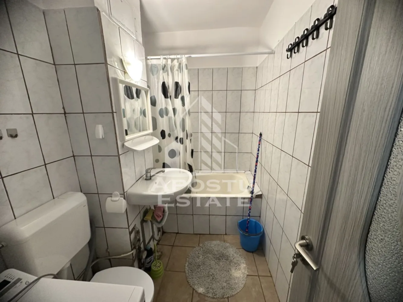 Apartament cu 1 camera, de vanzare, zona Calea Sagului, Timisoara - Agentia imobiliara APOSTU ESTATE va propune spre vanzare un apartament cu 1 camera, in zona Calea Sagului din Timisoara, judetul Timis, o zona apreciata pentru accesul facil catre mijloacele de transport, centre comerciale si numeroase puncte de interes.    

Locuinta are o suprafata utila de 31 mp

.    Compartimentare eficienta:    
-Hol de acces  
-Bucatarie inchisa, mobilata si utilata.
  -Camera de zi cu canapea extensibila.  
-Baie dotata cu cada.
-Balcon inchis.

.    Dotari si beneficii:
    -Incalzire prin termoficare.  
-Se vinde complet mobilat si utilat.  -
Geamuri termopan.  
-Usa metalica la intrare.  
-Disponibil imediat.    

Pozitie excelenta:    

-acces rapid catre mijloacele de transport in comun  -in apropiere de magazine, farmacii, banci, liceu, gradinita si alte facilitati  

-conexiune facila catre principalele artere ale orasului  

-Apartamentul este ideal atat pentru locuinta proprie, cat si pentru investitie, datorita amplasarii avantajoase si a costurilor reduse de exploatare.    

Pretul este negociabil.

    Agentia imobiliara Apostu Estate va ofera consultanta bancara gratuita prin intermediul colaboratorilor nostri pentru alegerea celui mai potrivit tip de credit, astfel incat tu sa devi noul proprietar al acestei proprietati.

    Va asteptam cu drag la o vizionare!   ID intern: CP3187174