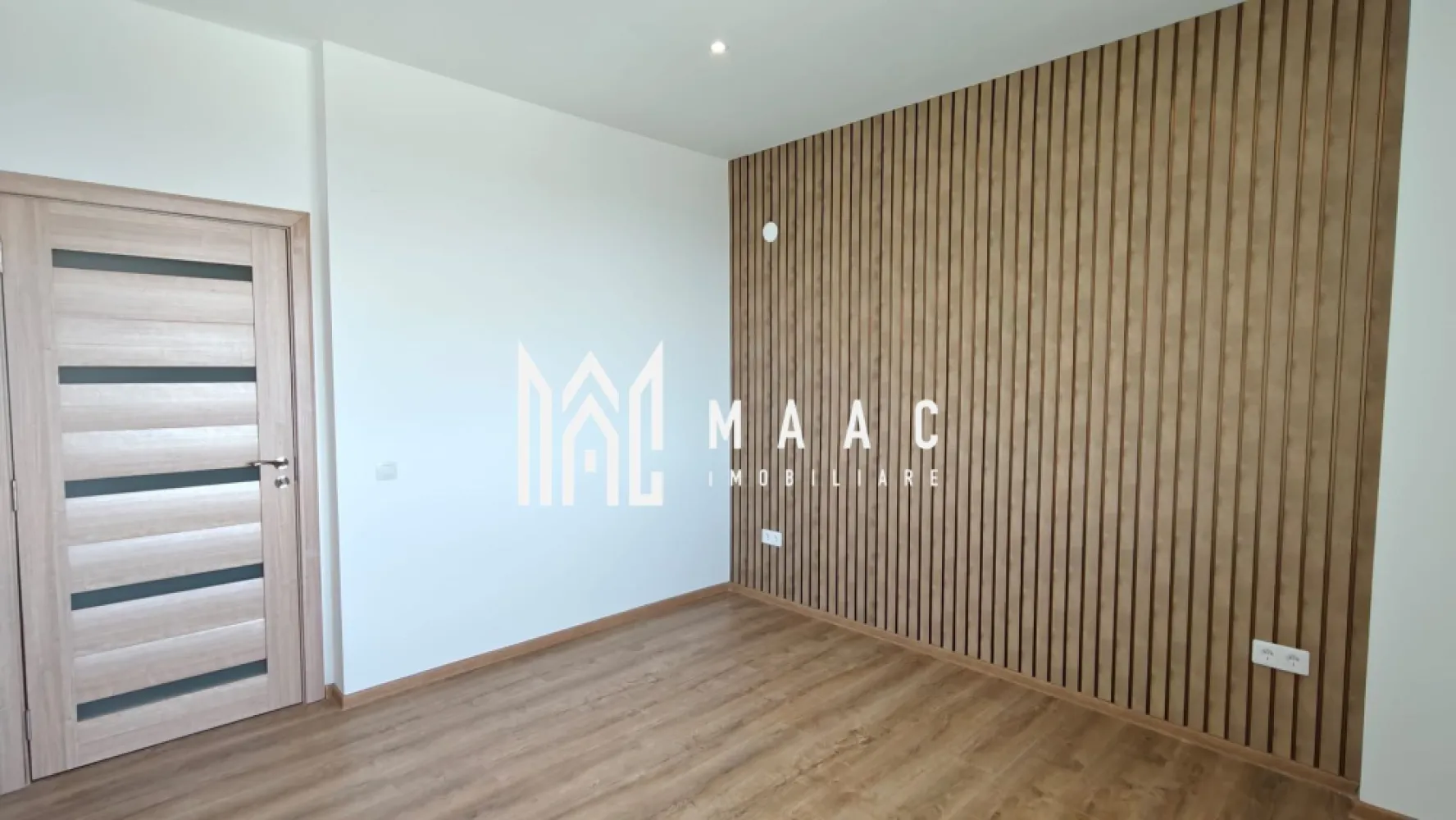 Apartament 2 camere I 43 mp utili I Lift I Parcare I Hipodrom - MAAC Imobiliare propune spre vânzare un apartament cu 2 camere, situat la etajul 16 al unui bloc nou, amplasat în apropierea bulevardului Mihai Viteazu, una dintre cele mai accesibile și căutate zone din Sibiu.

 Caracteristici ale apartamentului
Suprafață utilă: 51 mp

Compartimentare decomandată:
baie
dormitor
hol
bucătărie
living
balcon
Loc de parcare personal inclus

 Stare și dotări
apartament renovat recent, pregătit pentru personalizare
se vinde nemobilat
centrală termică proprie
geamuri termopan
izolație exterioară
instalații finalizate, inclusiv pregătire pentru aer condiționat
baie complet mobilată și utilată
ușă metalică la intrare

 Avantaje suplimentare
vedere panoramică asupra orașului
poziționare la etaj superior, cu lumină naturală excelentă
bloc nou, cu acces facil la magazine, transport public, zone comerciale și servicii
ideal atât pentru locuire, cât și pentru investiție.

 Situație juridică
liber de sarcini, fără litigii
se poate achiziționa prin credit bancar

Pentru mai multe detalii, contactați MAAC Imobiliare și menționați ID CP3181450.