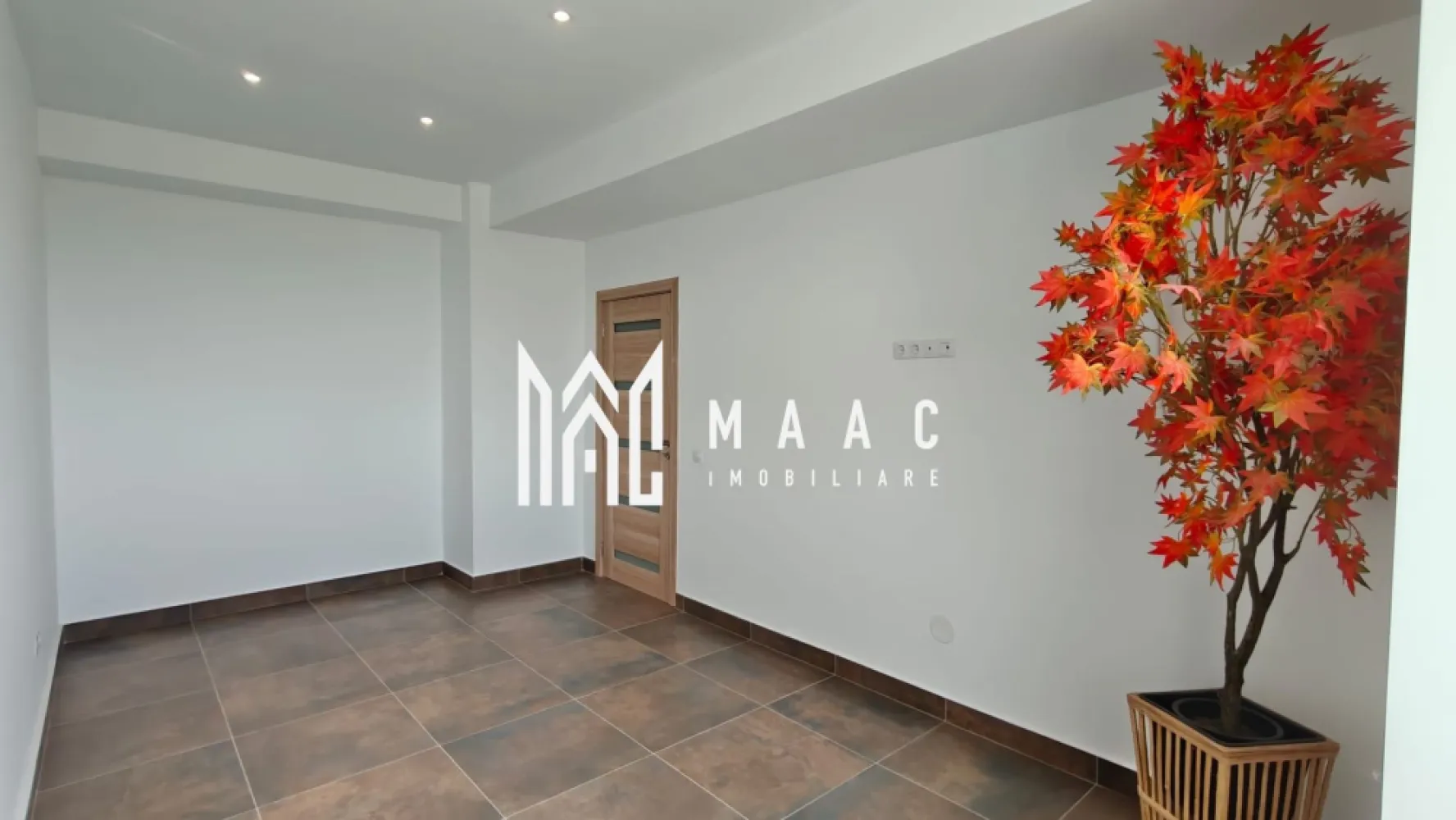 Apartament 2 camere I 43 mp utili I Lift I Parcare I Hipodrom - MAAC Imobiliare propune spre vânzare un apartament cu 2 camere, situat la etajul 16 al unui bloc nou, amplasat în apropierea bulevardului Mihai Viteazu, una dintre cele mai accesibile și căutate zone din Sibiu.

 Caracteristici ale apartamentului
Suprafață utilă: 51 mp

Compartimentare decomandată:
baie
dormitor
hol
bucătărie
living
balcon
Loc de parcare personal inclus

 Stare și dotări
apartament renovat recent, pregătit pentru personalizare
se vinde nemobilat
centrală termică proprie
geamuri termopan
izolație exterioară
instalații finalizate, inclusiv pregătire pentru aer condiționat
baie complet mobilată și utilată
ușă metalică la intrare

 Avantaje suplimentare
vedere panoramică asupra orașului
poziționare la etaj superior, cu lumină naturală excelentă
bloc nou, cu acces facil la magazine, transport public, zone comerciale și servicii
ideal atât pentru locuire, cât și pentru investiție.

 Situație juridică
liber de sarcini, fără litigii
se poate achiziționa prin credit bancar

Pentru mai multe detalii, contactați MAAC Imobiliare și menționați ID CP3181450.