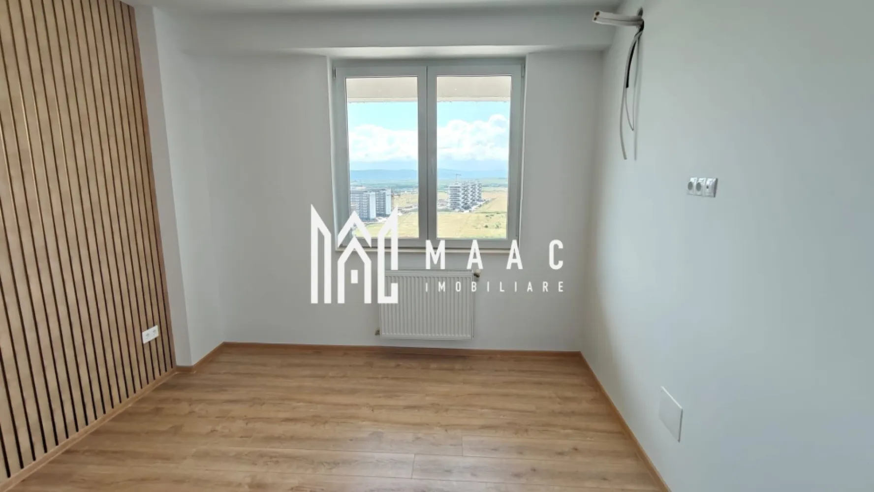 Apartament 2 camere I 43 mp utili I Lift I Parcare I Hipodrom - MAAC Imobiliare propune spre vânzare un apartament cu 2 camere, situat la etajul 16 al unui bloc nou, amplasat în apropierea bulevardului Mihai Viteazu, una dintre cele mai accesibile și căutate zone din Sibiu.

 Caracteristici ale apartamentului
Suprafață utilă: 51 mp

Compartimentare decomandată:
baie
dormitor
hol
bucătărie
living
balcon
Loc de parcare personal inclus

 Stare și dotări
apartament renovat recent, pregătit pentru personalizare
se vinde nemobilat
centrală termică proprie
geamuri termopan
izolație exterioară
instalații finalizate, inclusiv pregătire pentru aer condiționat
baie complet mobilată și utilată
ușă metalică la intrare

 Avantaje suplimentare
vedere panoramică asupra orașului
poziționare la etaj superior, cu lumină naturală excelentă
bloc nou, cu acces facil la magazine, transport public, zone comerciale și servicii
ideal atât pentru locuire, cât și pentru investiție.

 Situație juridică
liber de sarcini, fără litigii
se poate achiziționa prin credit bancar

Pentru mai multe detalii, contactați MAAC Imobiliare și menționați ID CP3181450.