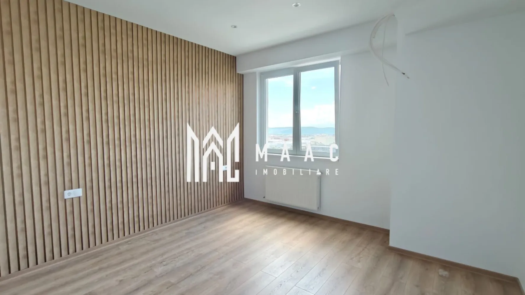 Apartament 2 camere I 51 mp utili I Lift I Parcare I Hipodrom - MAAC Imobiliare propune spre vânzare un apartament cu suprafața utilă de 51 mp, situat la etajul 14 al unui bloc amplasat lângă LIDL, pe Bulevardul Mihai Viteazu, Sibiu.

Caracteristici ale apartamentului
Suprafață utilă: 51 mp
Compartimentare: baie, dormitor, hol, bucătărie, living și balcon
Decomandat
Etaj: 14
Renovat
Instalații complete, inclusiv pregătire pentru aer condiționat
Baie mobilată și utilată

Dotări
Centrală termică proprie + calorifere
Geamuri termopan
Ușă metalică la intrare
Loc de parcare propriu în curte cu acces limitat
Apartamentul nu a fost locuit

Situație juridică
Fără sarcini, fără litigii
Se poate achiziționa și prin credit

Pentru mai multe detalii, contactați MAAC Imobiliare și menționați ID CP3181458.