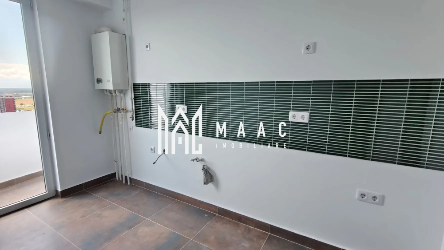 Apartament 2 camere I 51 mp utili I Lift I Parcare I Hipodrom - MAAC Imobiliare propune spre vânzare un apartament cu suprafața utilă de 51 mp, situat la etajul 14 al unui bloc amplasat lângă LIDL, pe Bulevardul Mihai Viteazu, Sibiu.

Caracteristici ale apartamentului
Suprafață utilă: 51 mp
Compartimentare: baie, dormitor, hol, bucătărie, living și balcon
Decomandat
Etaj: 14
Renovat
Instalații complete, inclusiv pregătire pentru aer condiționat
Baie mobilată și utilată

Dotări
Centrală termică proprie + calorifere
Geamuri termopan
Ușă metalică la intrare
Loc de parcare propriu în curte cu acces limitat
Apartamentul nu a fost locuit

Situație juridică
Fără sarcini, fără litigii
Se poate achiziționa și prin credit

Pentru mai multe detalii, contactați MAAC Imobiliare și menționați ID CP3181458.