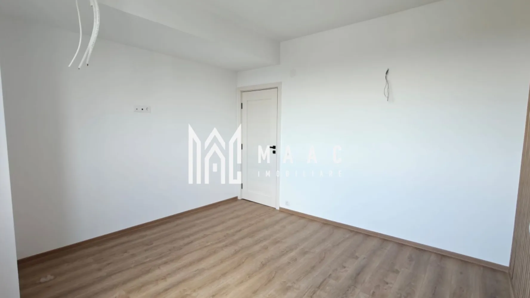 Apartament 2 camere I 51 mp utili I Lift I Parcare I Hipodrom - MAAC Imobiliare propune spre vânzare un apartament cu suprafața utilă de 51 mp, situat la etajul 14 al unui bloc amplasat lângă LIDL, pe Bulevardul Mihai Viteazu, Sibiu.

Caracteristici ale apartamentului
Suprafață utilă: 51 mp
Compartimentare: baie, dormitor, hol, bucătărie, living și balcon
Decomandat
Etaj: 14
Renovat
Instalații complete, inclusiv pregătire pentru aer condiționat
Baie mobilată și utilată

Dotări
Centrală termică proprie + calorifere
Geamuri termopan
Ușă metalică la intrare
Loc de parcare propriu în curte cu acces limitat
Apartamentul nu a fost locuit

Situație juridică
Fără sarcini, fără litigii
Se poate achiziționa și prin credit

Pentru mai multe detalii, contactați MAAC Imobiliare și menționați ID CP3181458.